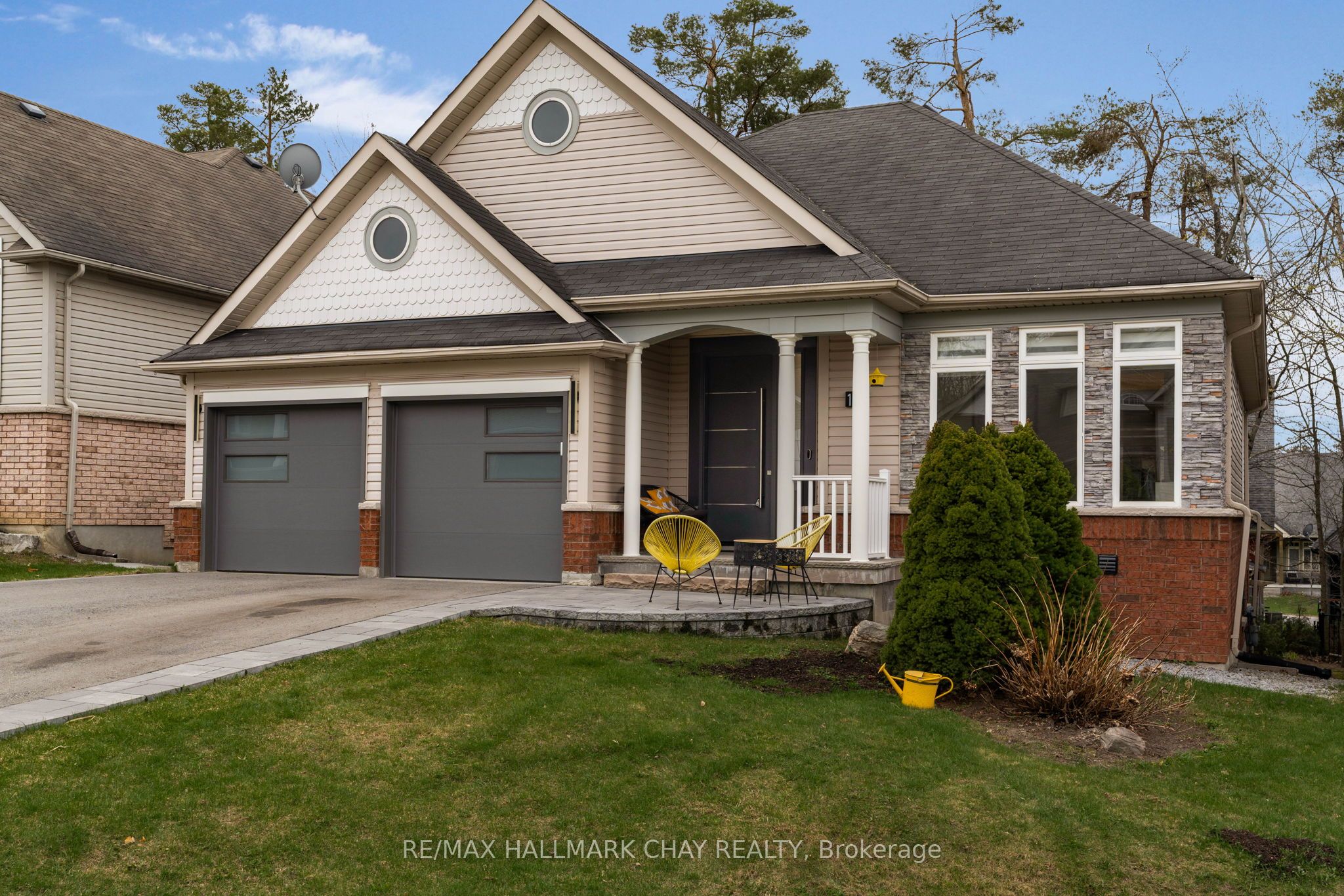 16 Oakmont Avenue, Oro-Medonte, ON L0L 2L0
