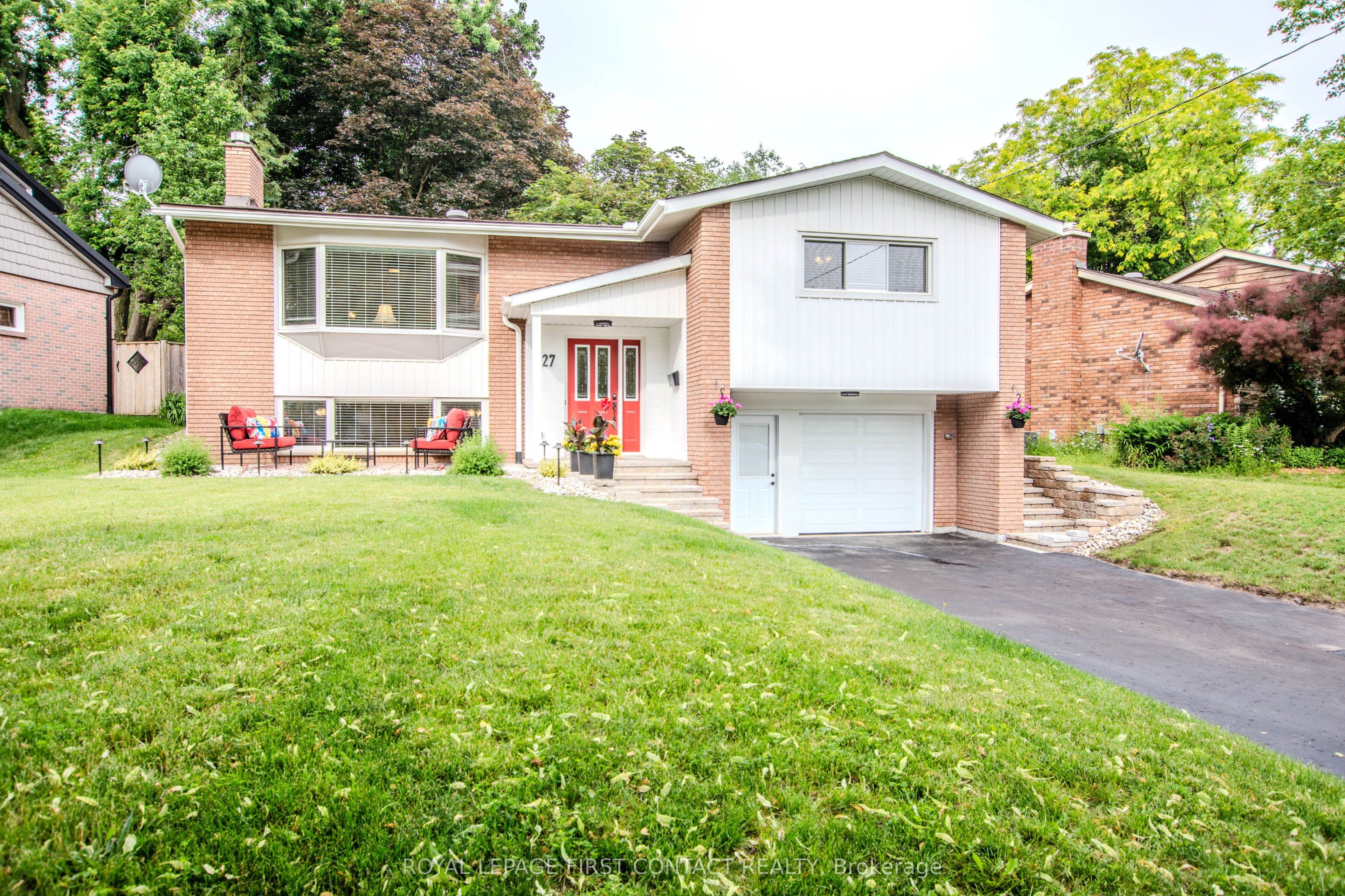 27 Tower Crescent, Barrie, ON L4N 2V3 photo 3