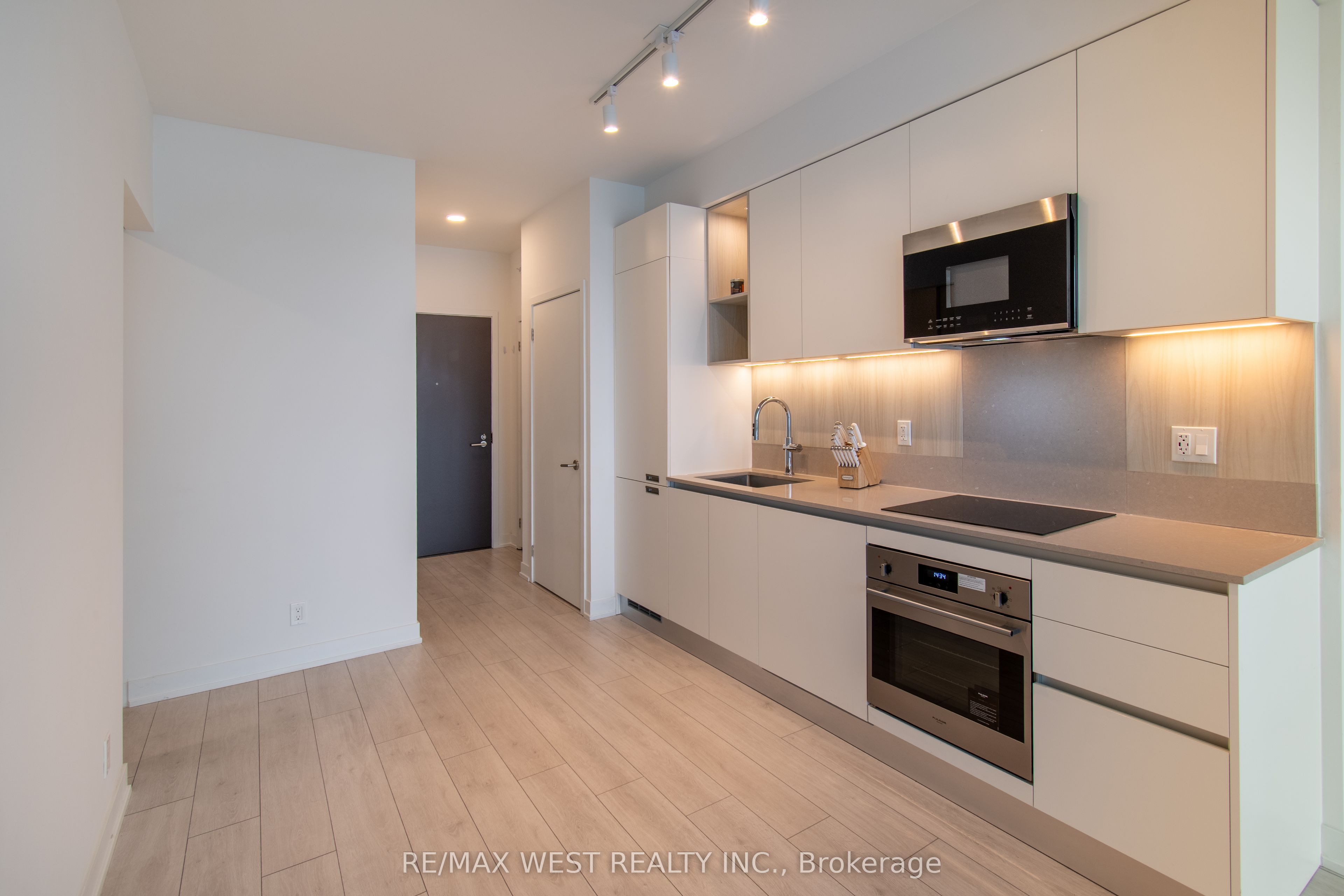 39 Mary Street 1210, Barrie, ON L4N 1S9 photo 4