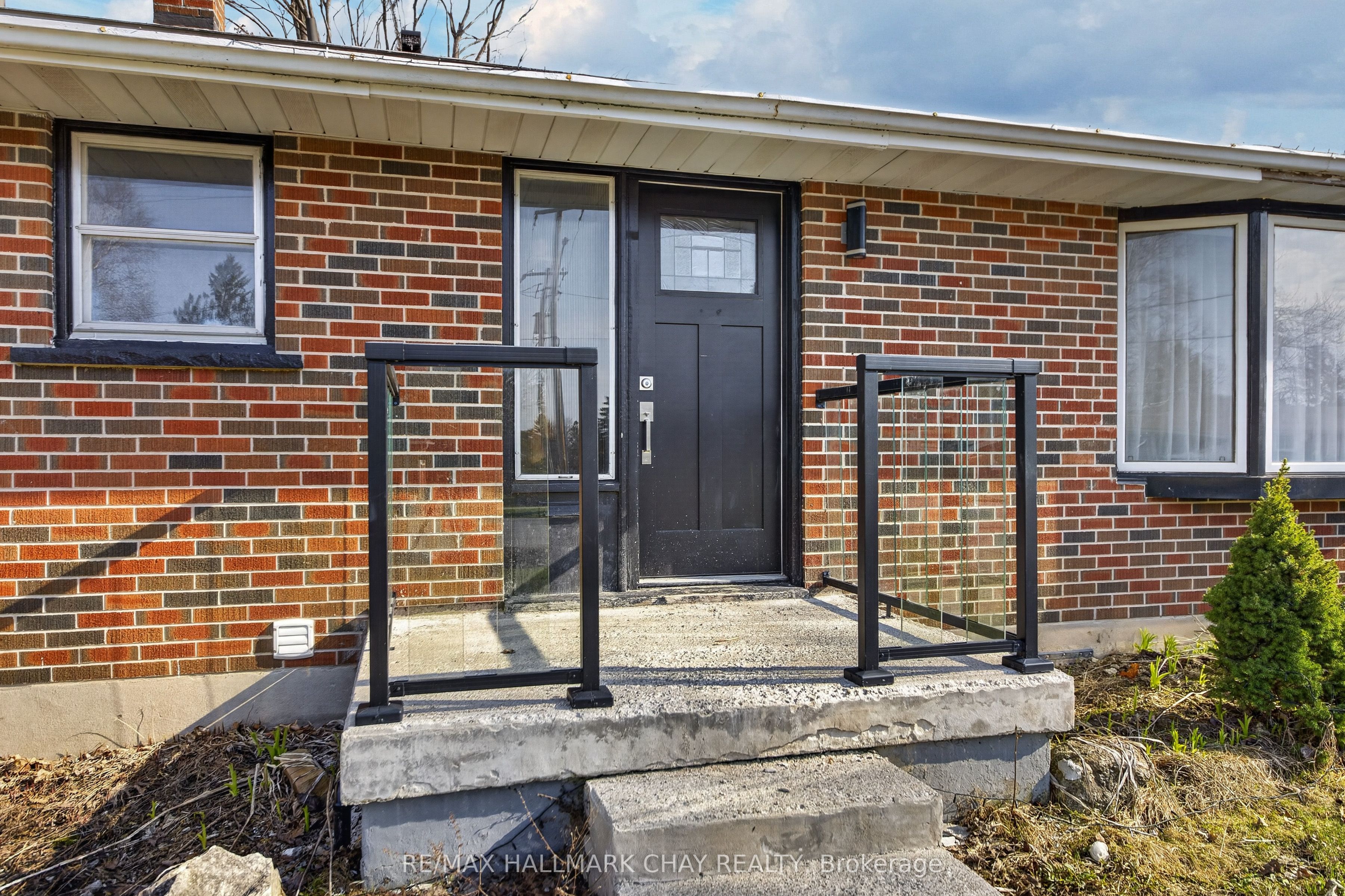 89 North st West (Main floor only) Street N, Orillia, ON L3V 3S7 photo 2