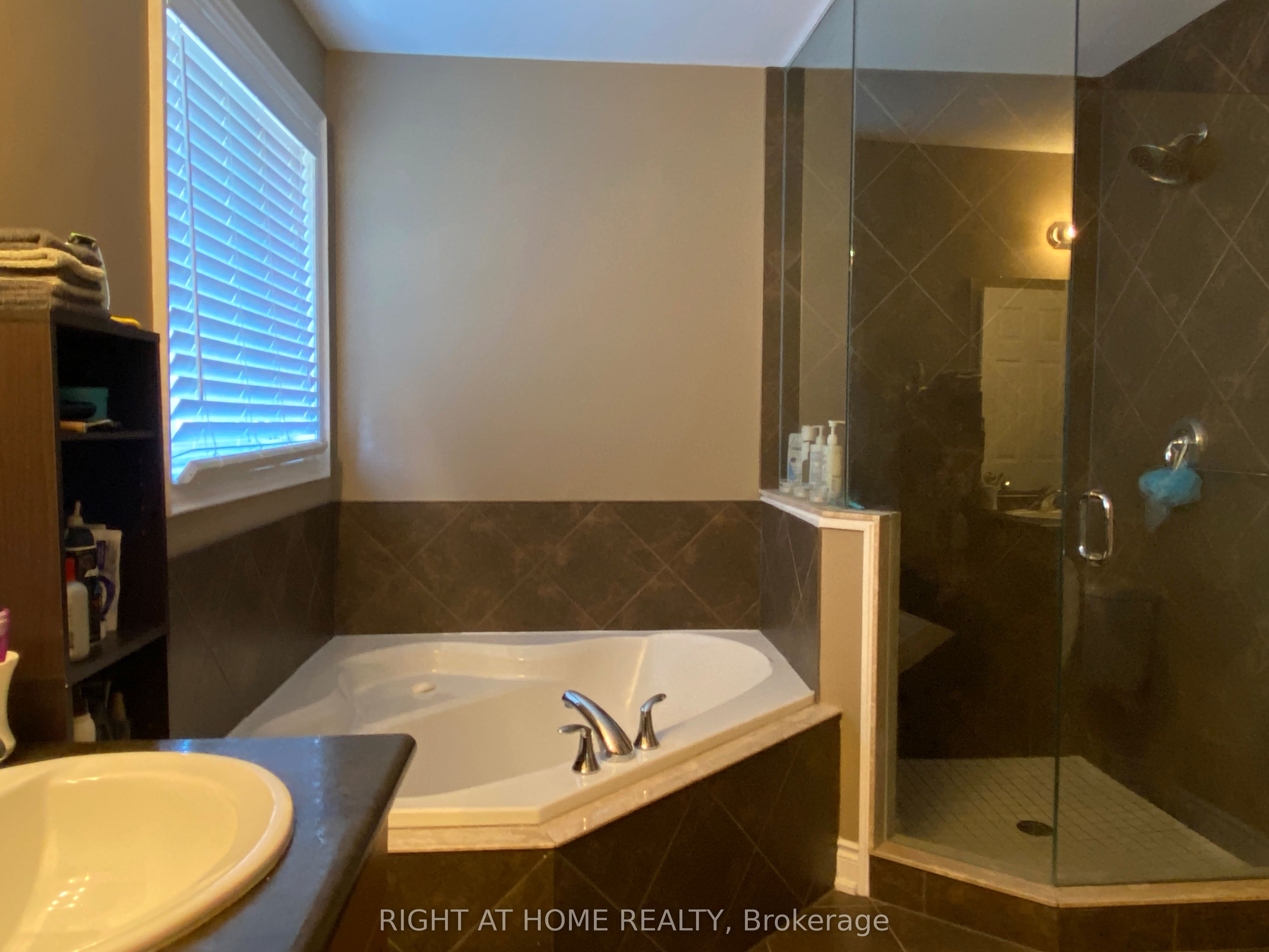 35 Auburn Court, Barrie, ON L4N 6G9