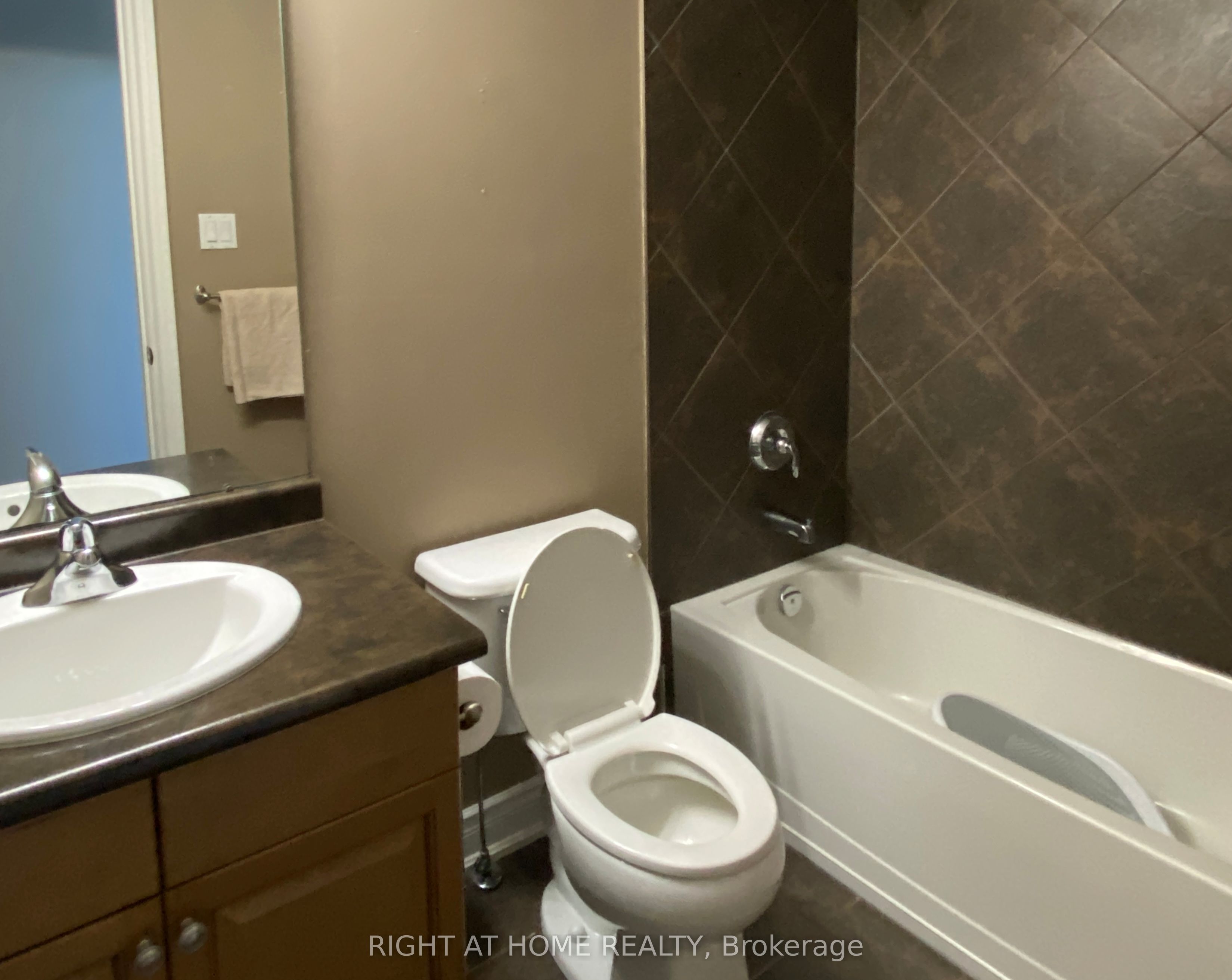 35 Auburn Court, Barrie, ON L4N 6G9 photo 3