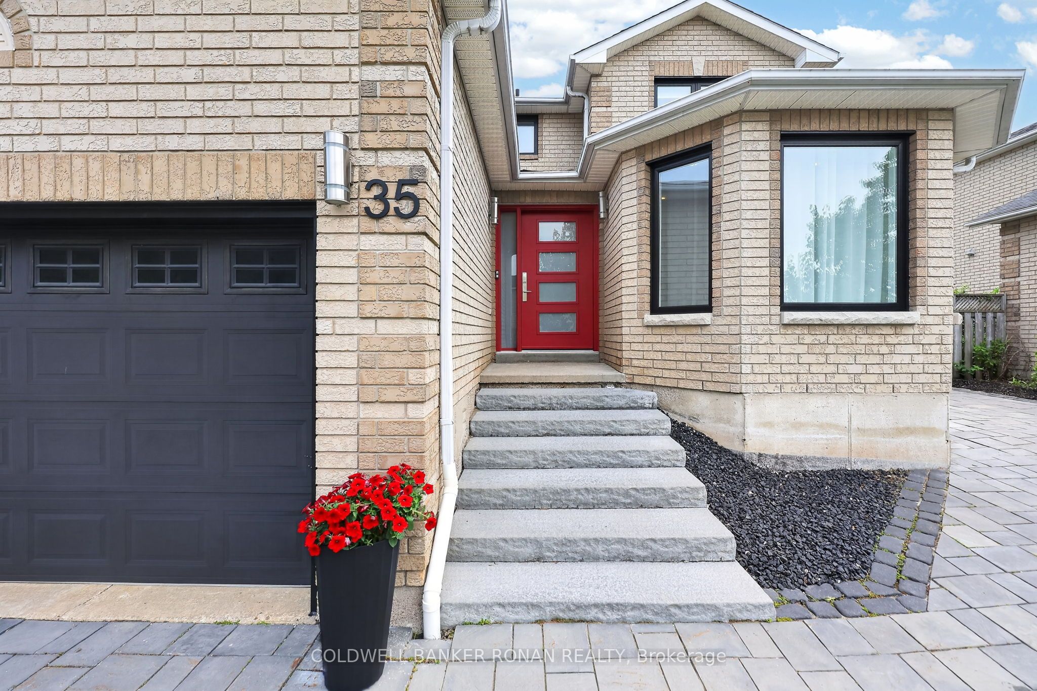 35 Farmstead Crescent, Barrie, ON L4N 8S2 photo 4