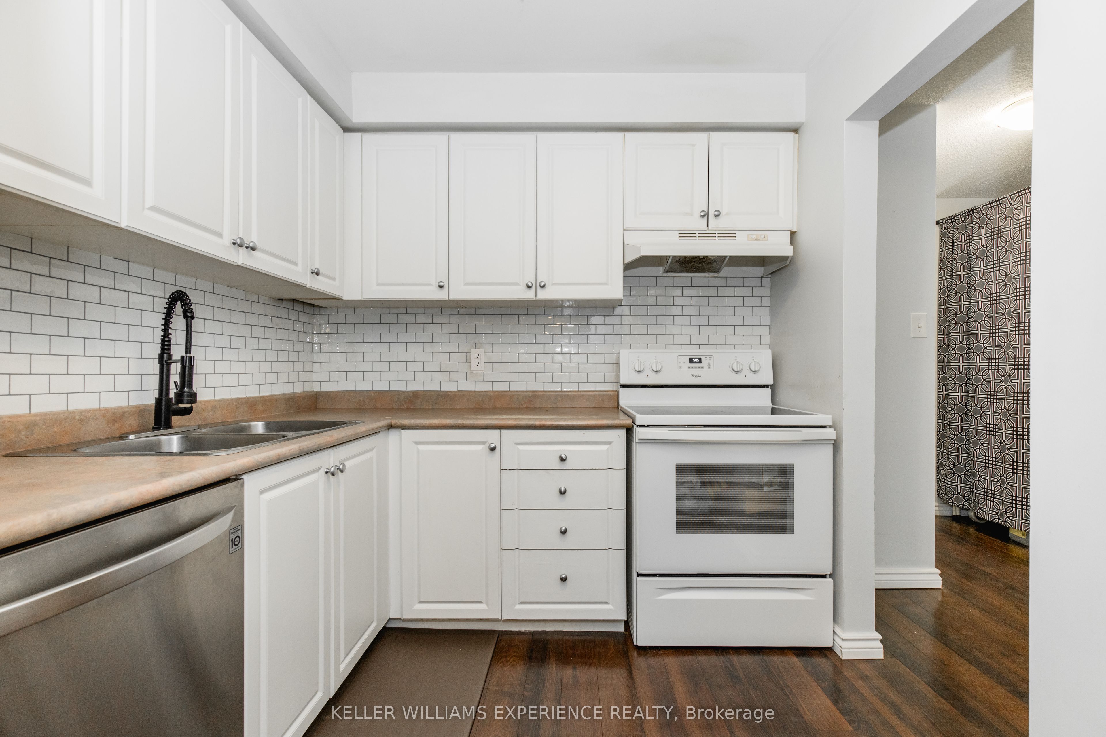 49 Burns Circle, Barrie, ON L4N 5J8 photo 3
