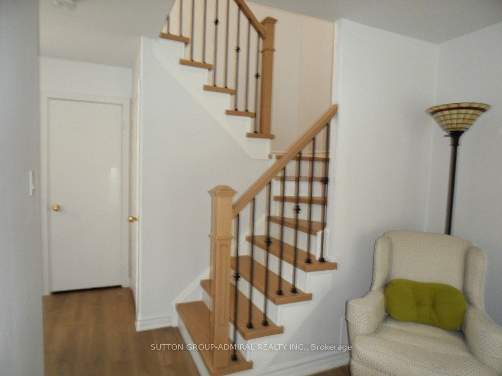 65 Delaney Crescent, Barrie, ON L4N 7C4 photo 2