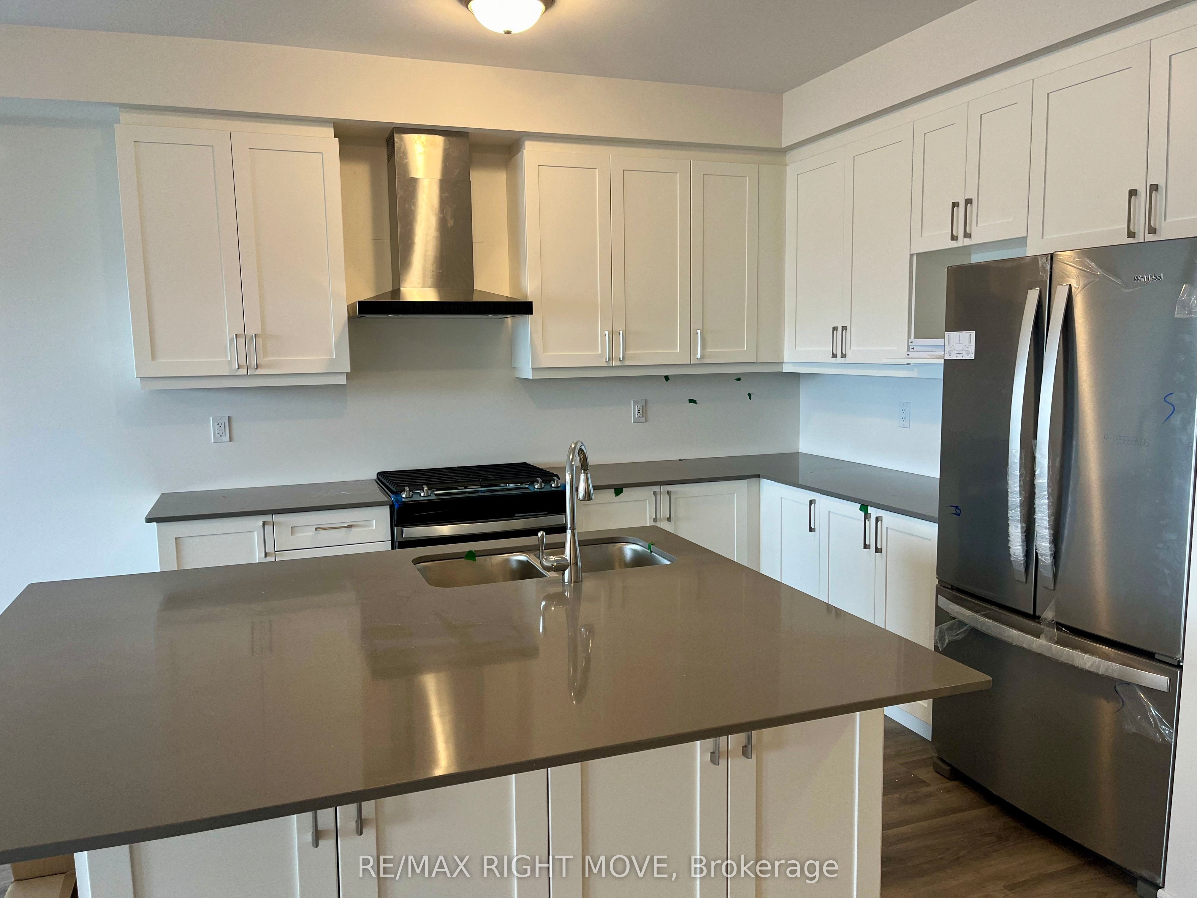 18 Wyn Wood Lane, Orillia, ON L3V 8P6 photo 2