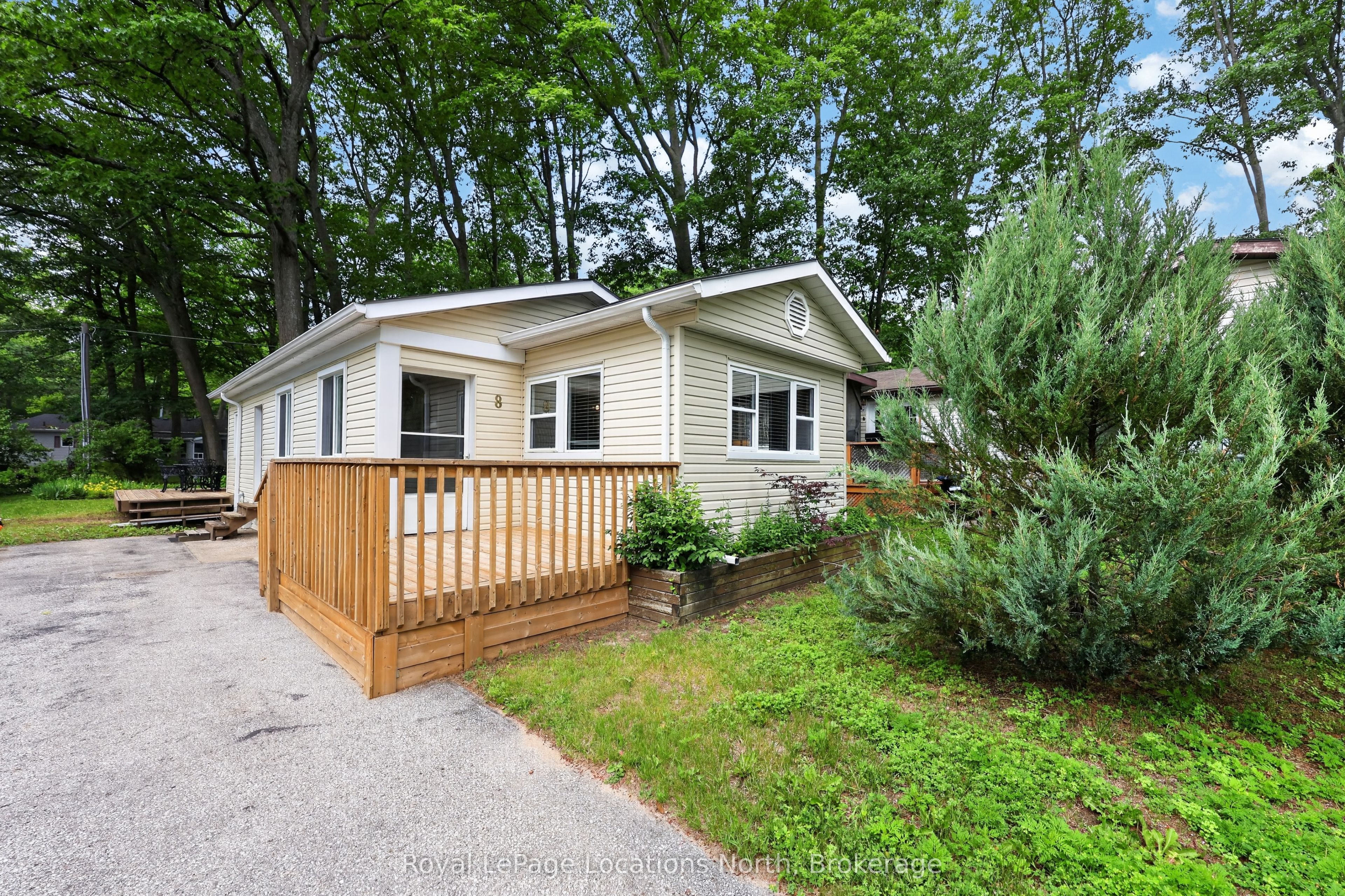 8 Shaw Street, Wasaga Beach, ON L9Z 1K2 photo 3
