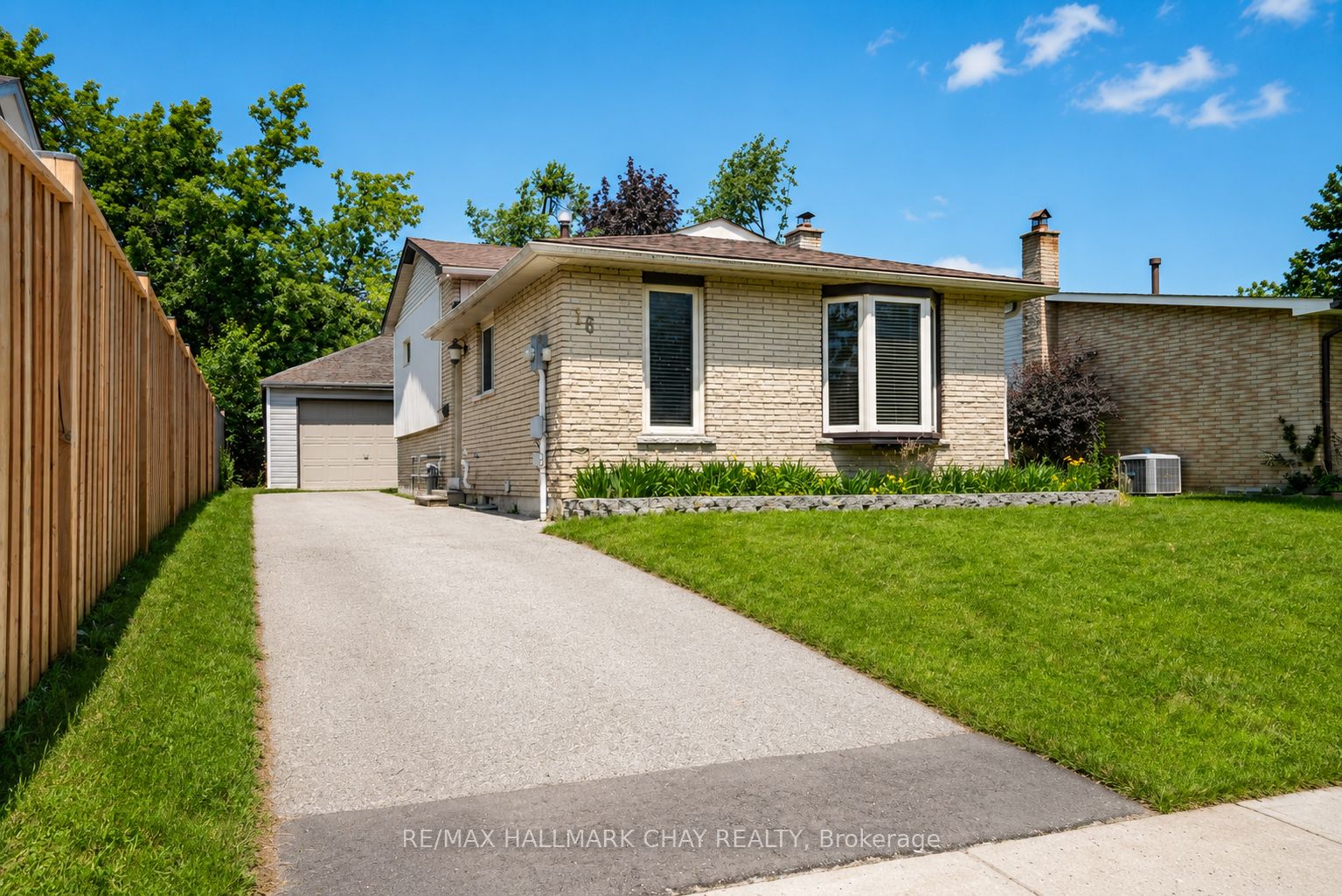 16 Austen Lane, Barrie, ON L4N 4V1