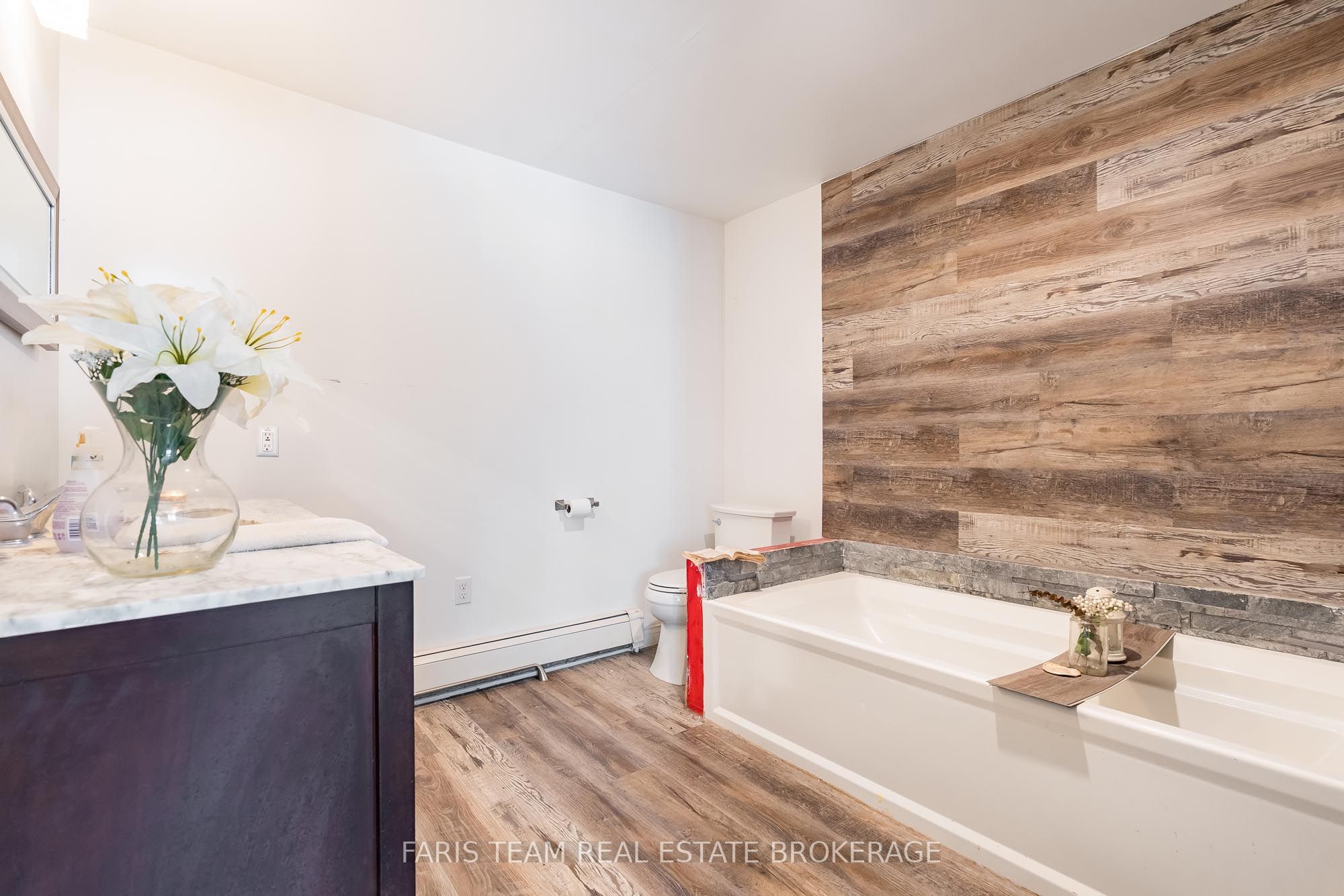 1008 Rainbow Valley Road W, Springwater, ON L0L 2K0 photo 4