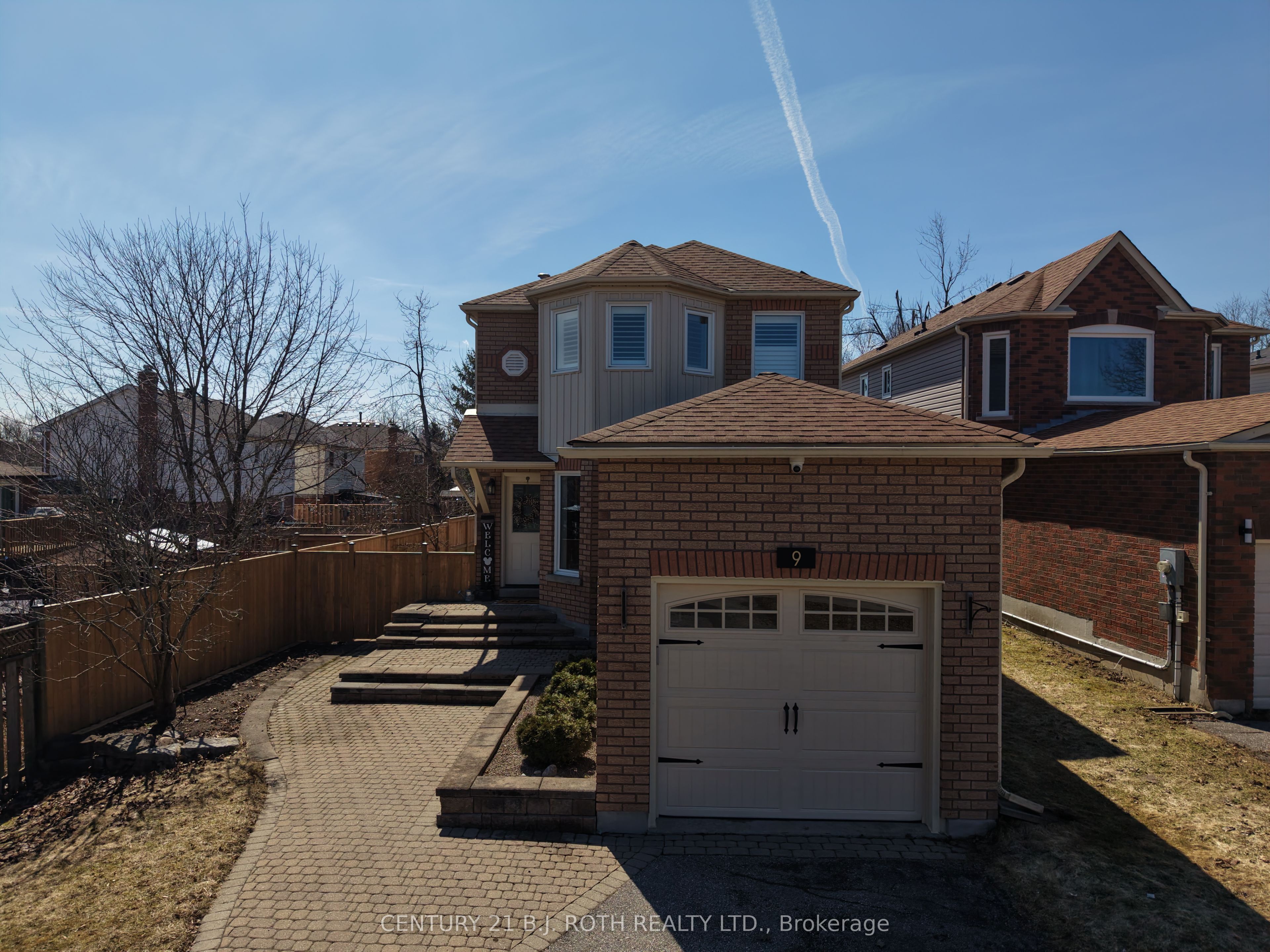 9 Laidlaw Drive N, Barrie, ON L4N 7S1