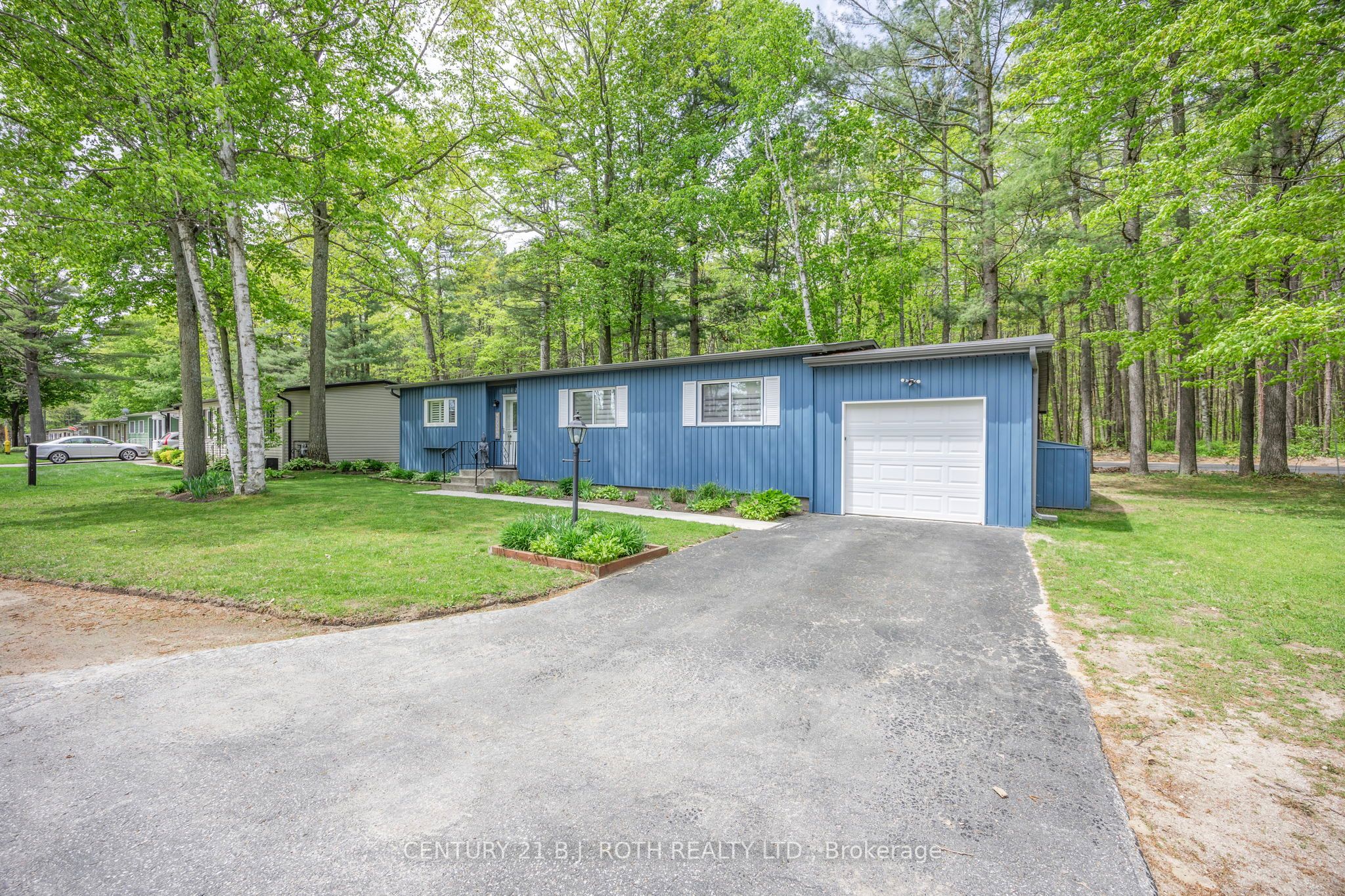 10 Allen Drive N, Wasaga Beach, ON L9Z 1K5