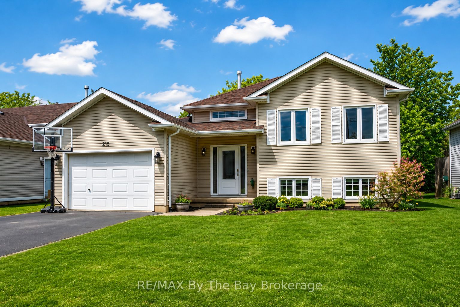 215 Montreal Street, Clearview, ON L0M 1S0 photo 2