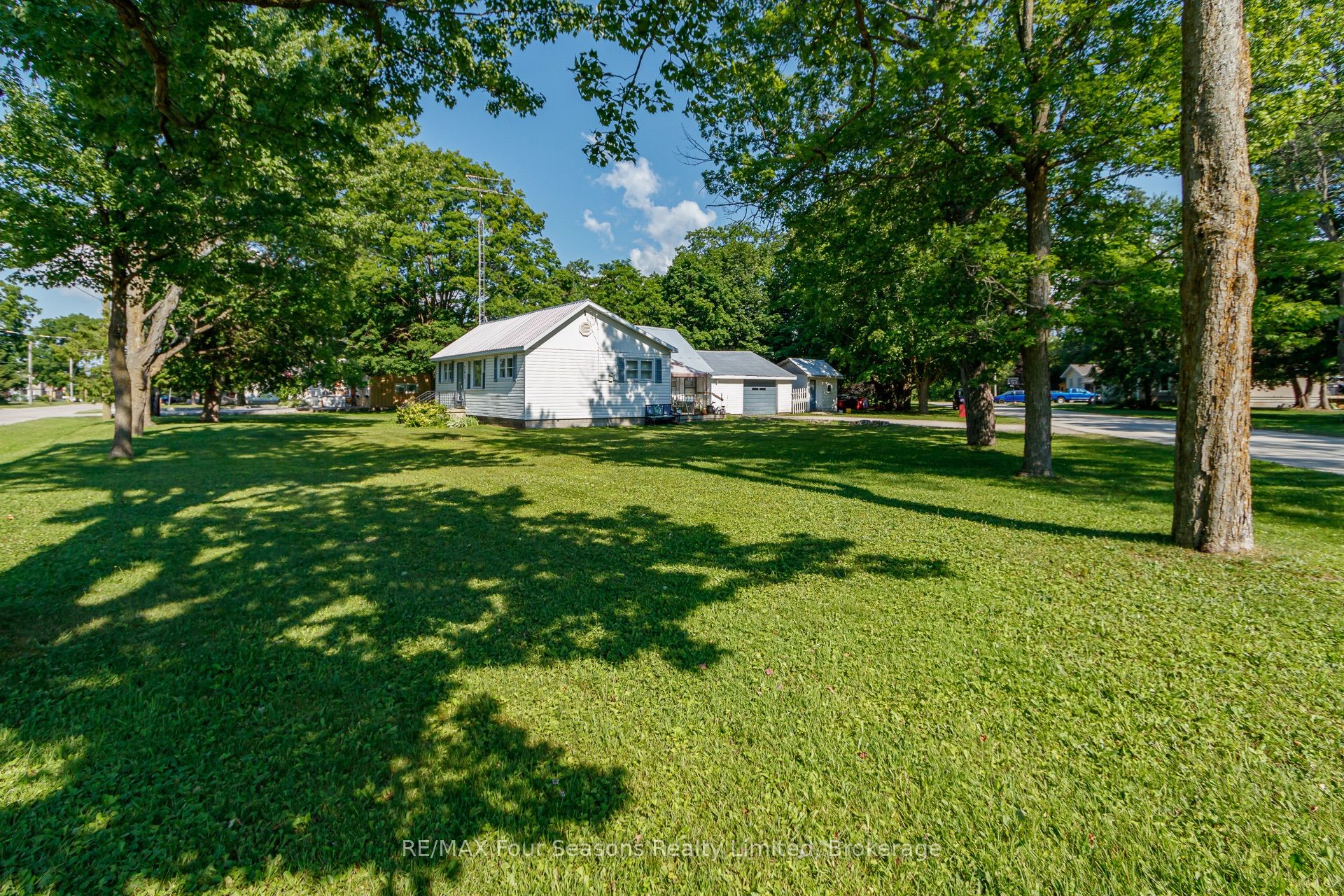 201 Sunnidale Street, Clearview, ON L0M 1S0 photo 2