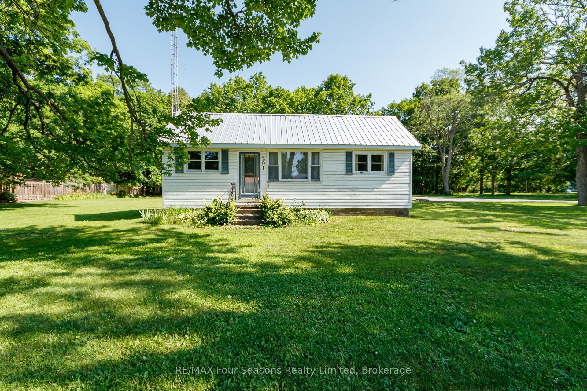 201 Sunnidale Street, Clearview, ON L0M 1S0 photo 3