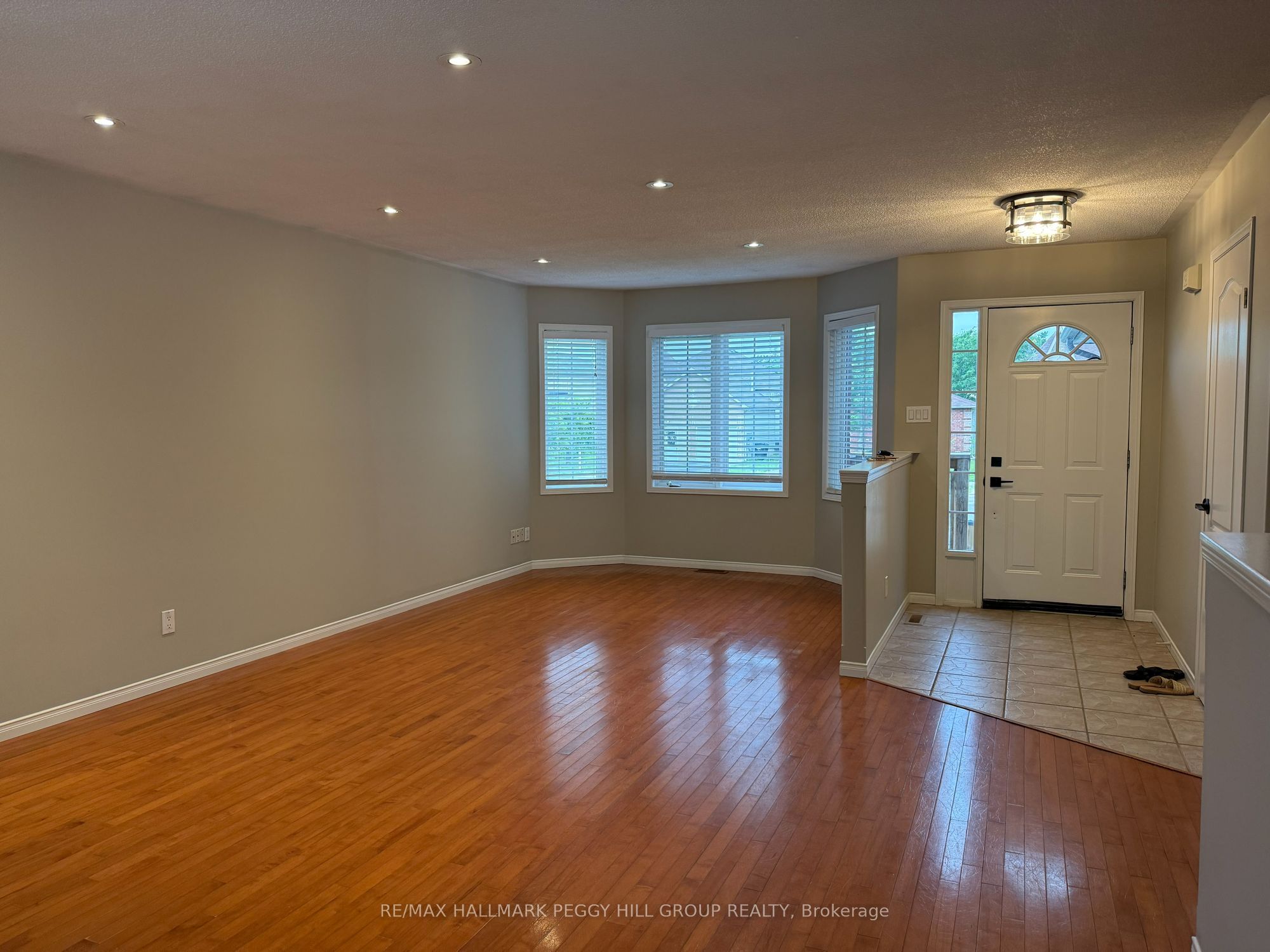 171 Hanmer Street E Main, Barrie, ON L4M 6W2 photo 3