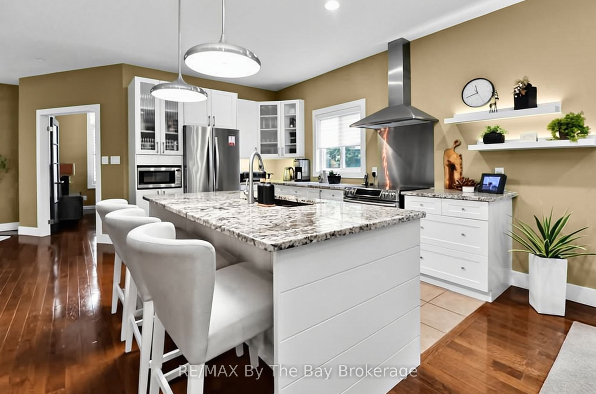 7 Downer Crescent, Wasaga Beach, ON L9Z 1C2 photo 3