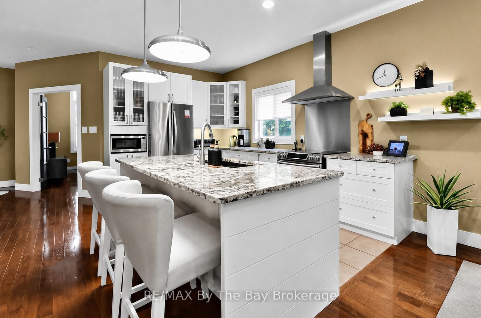 7 Downer Crescent, Wasaga Beach, ON L9Z 1C2 photo 4