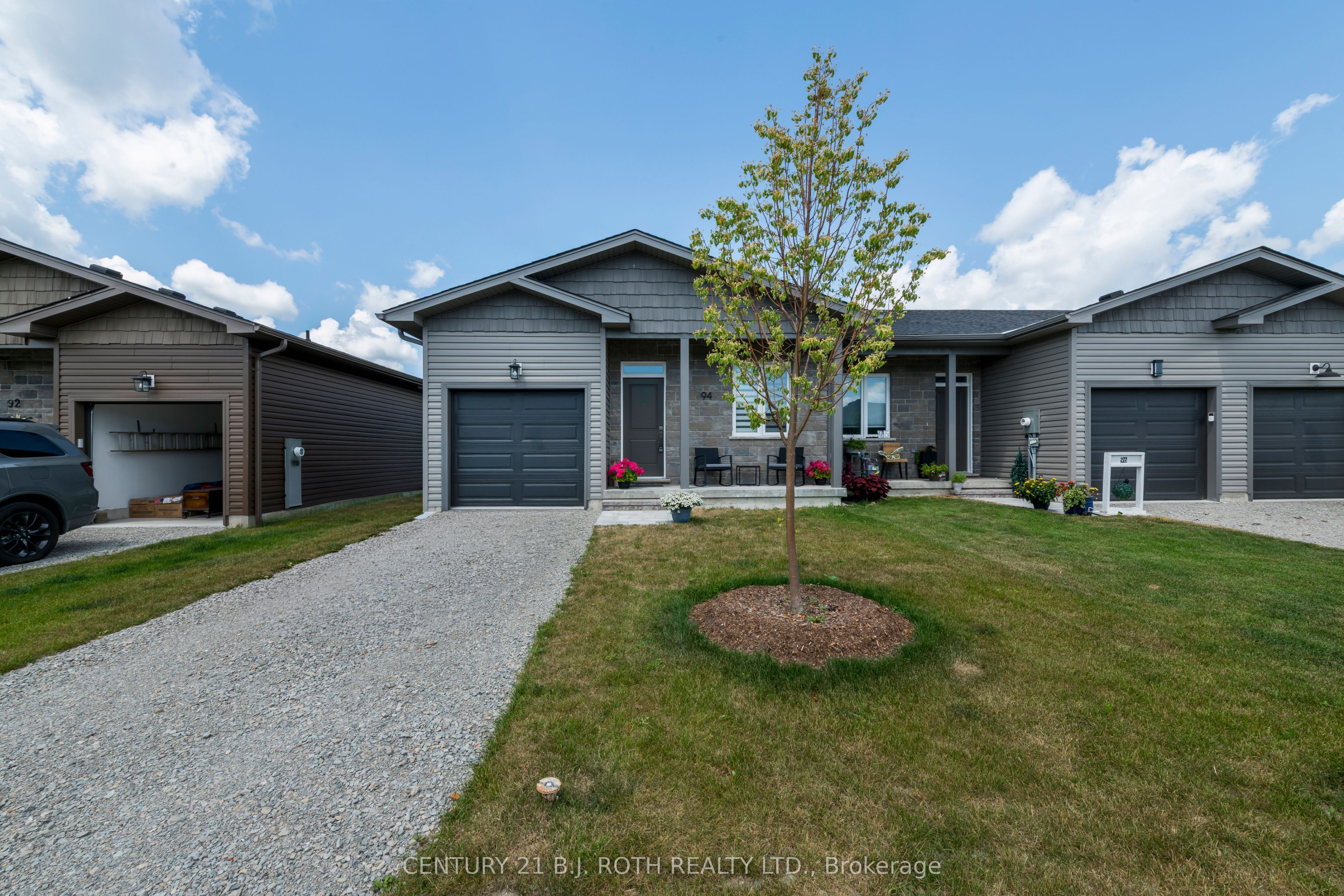 94 Brandon Avenue, Severn, ON L3V 1E0