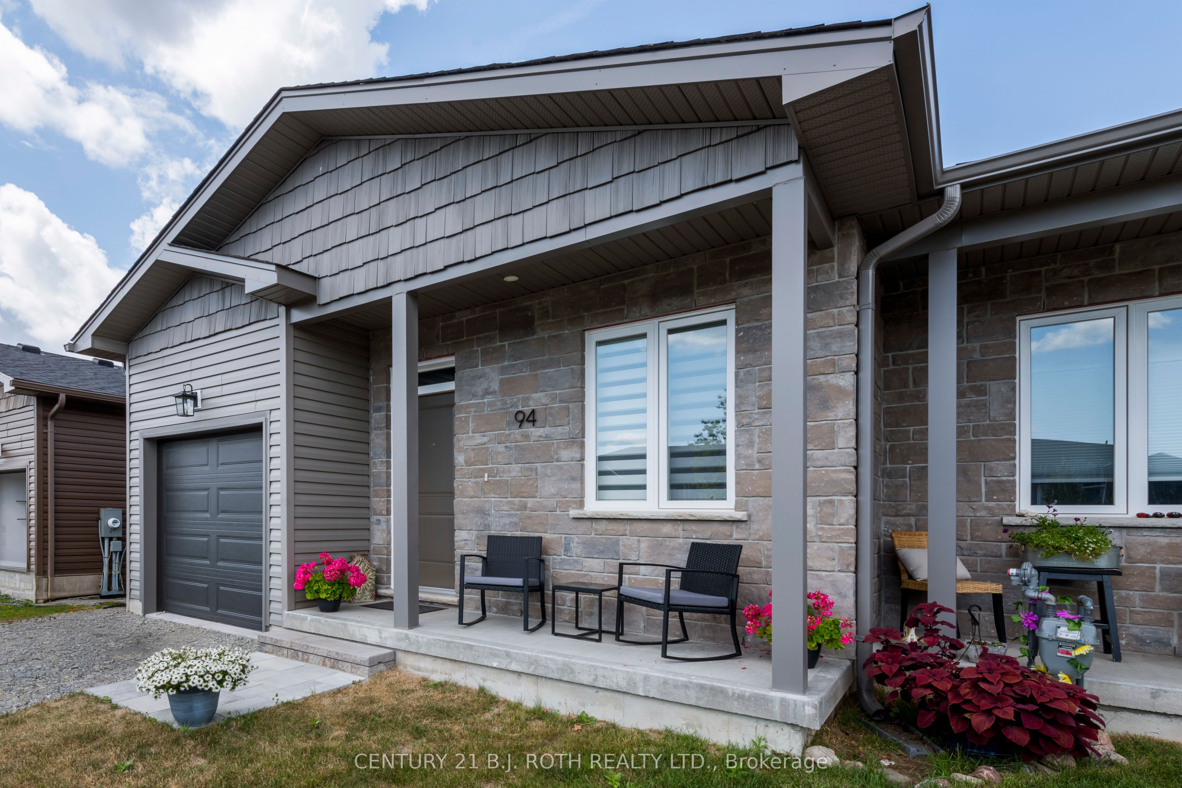 94 Brandon Avenue, Severn, ON L3V 1E0 photo 2