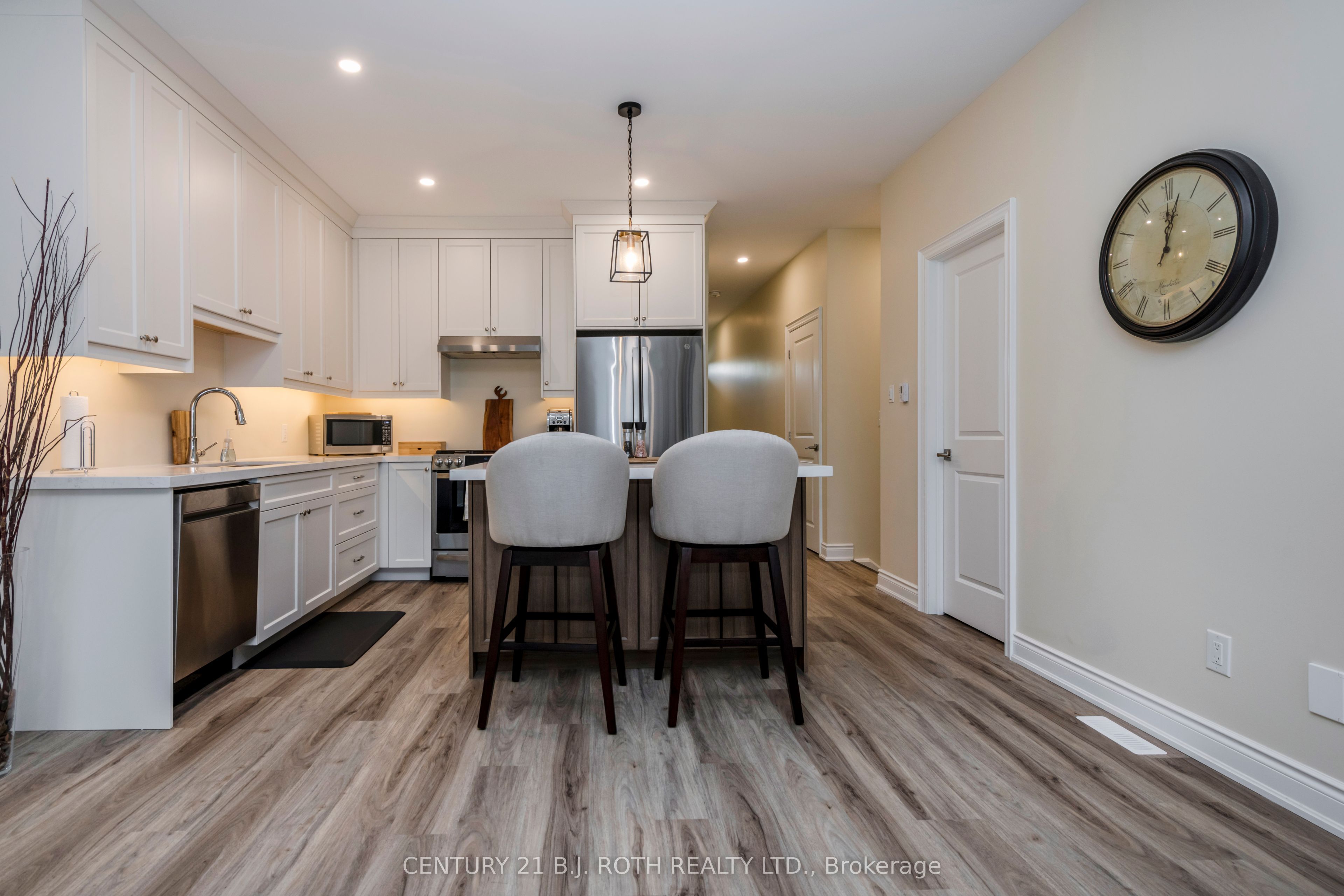 94 Brandon Avenue, Severn, ON L3V 1E0 photo 4