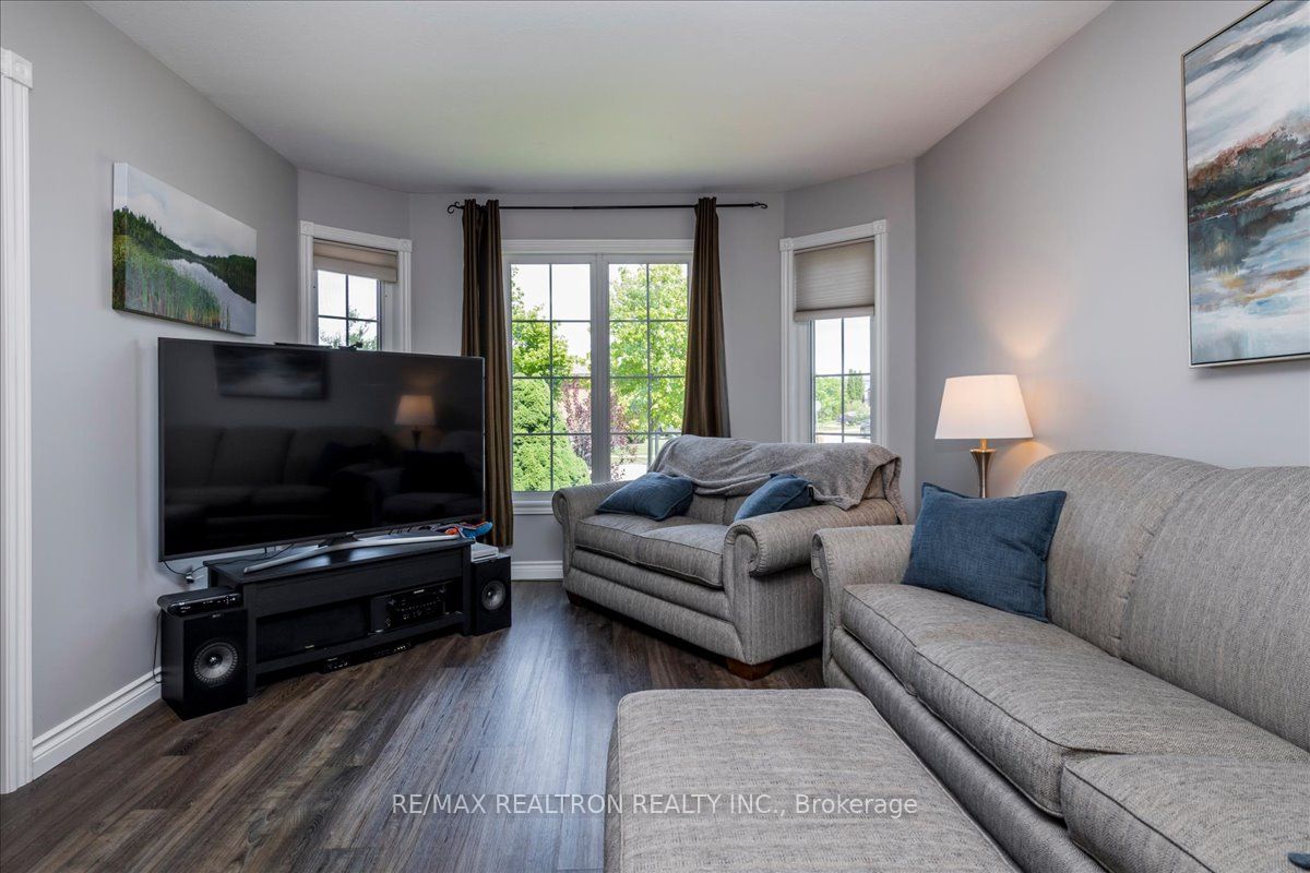 34 O'Shaughnessy Crescent, Barrie, ON L4N 7L8 photo 5