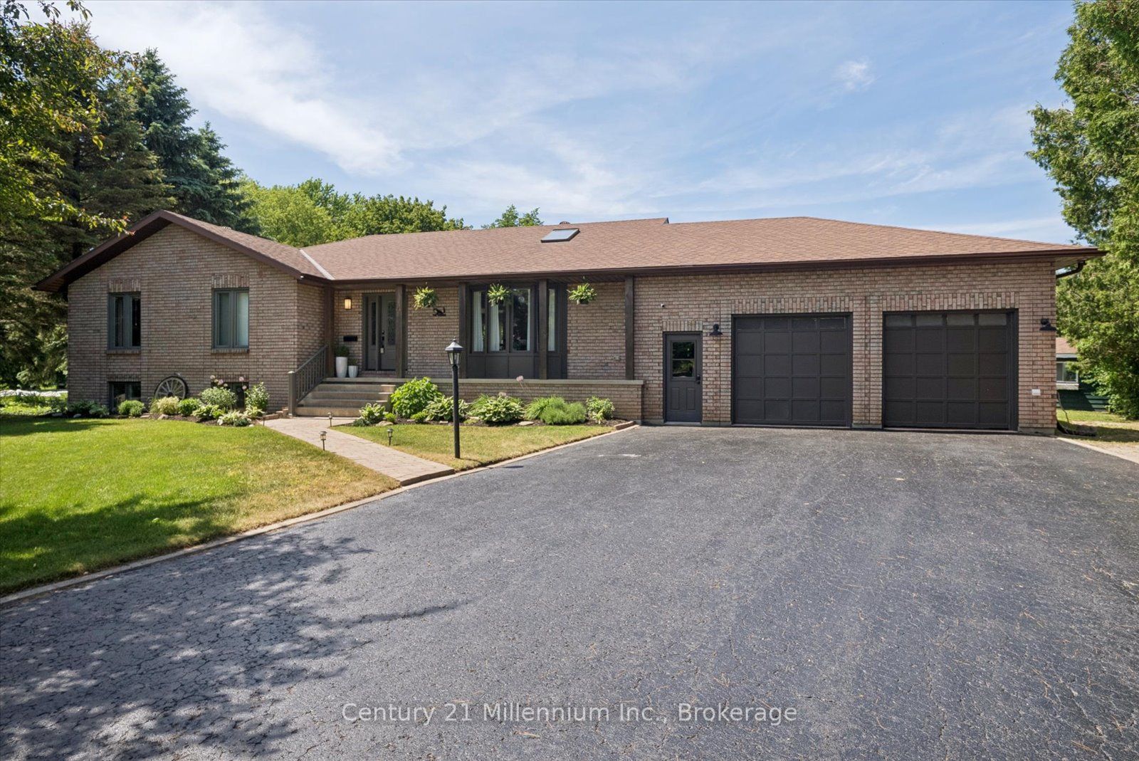 4 Blackburn Avenue, Clearview, ON L0M 1P0