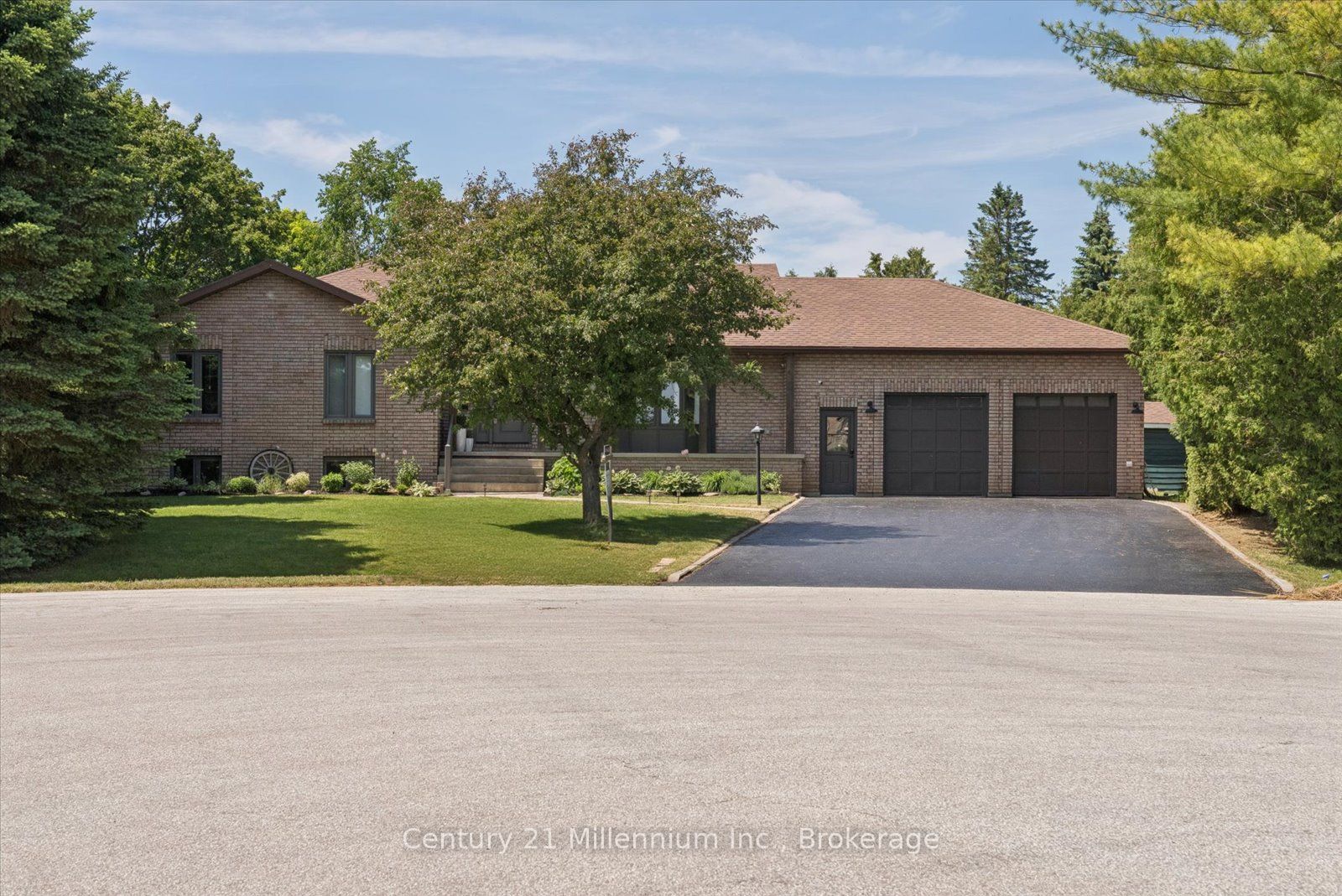 4 Blackburn Avenue, Clearview, ON L0M 1P0 photo 3