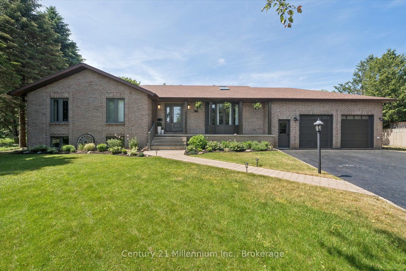 4 Blackburn Avenue, Clearview, ON L0M 1P0 photo 4