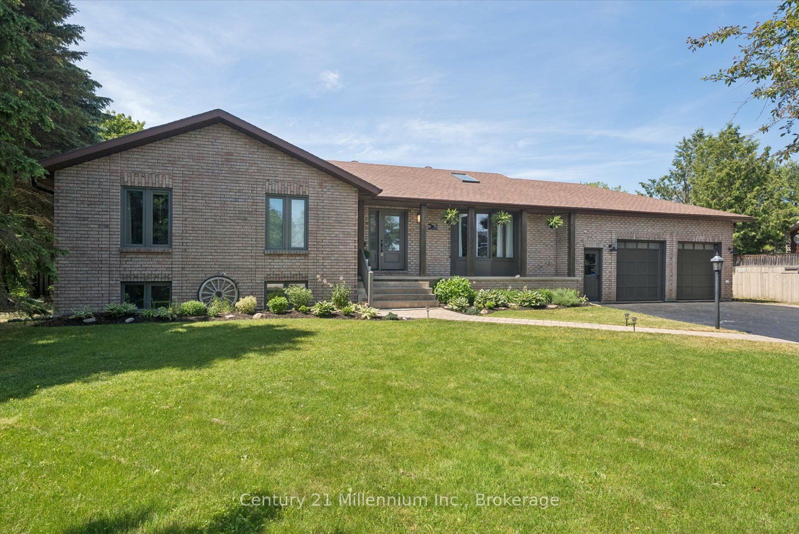 4 Blackburn Avenue, Clearview, ON L0M 1P0 photo 5