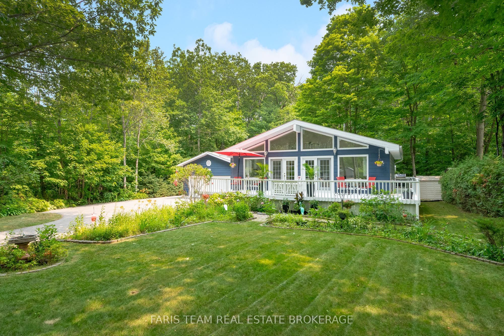 33 Oneida Crescent, Tiny, ON L9M 0B2