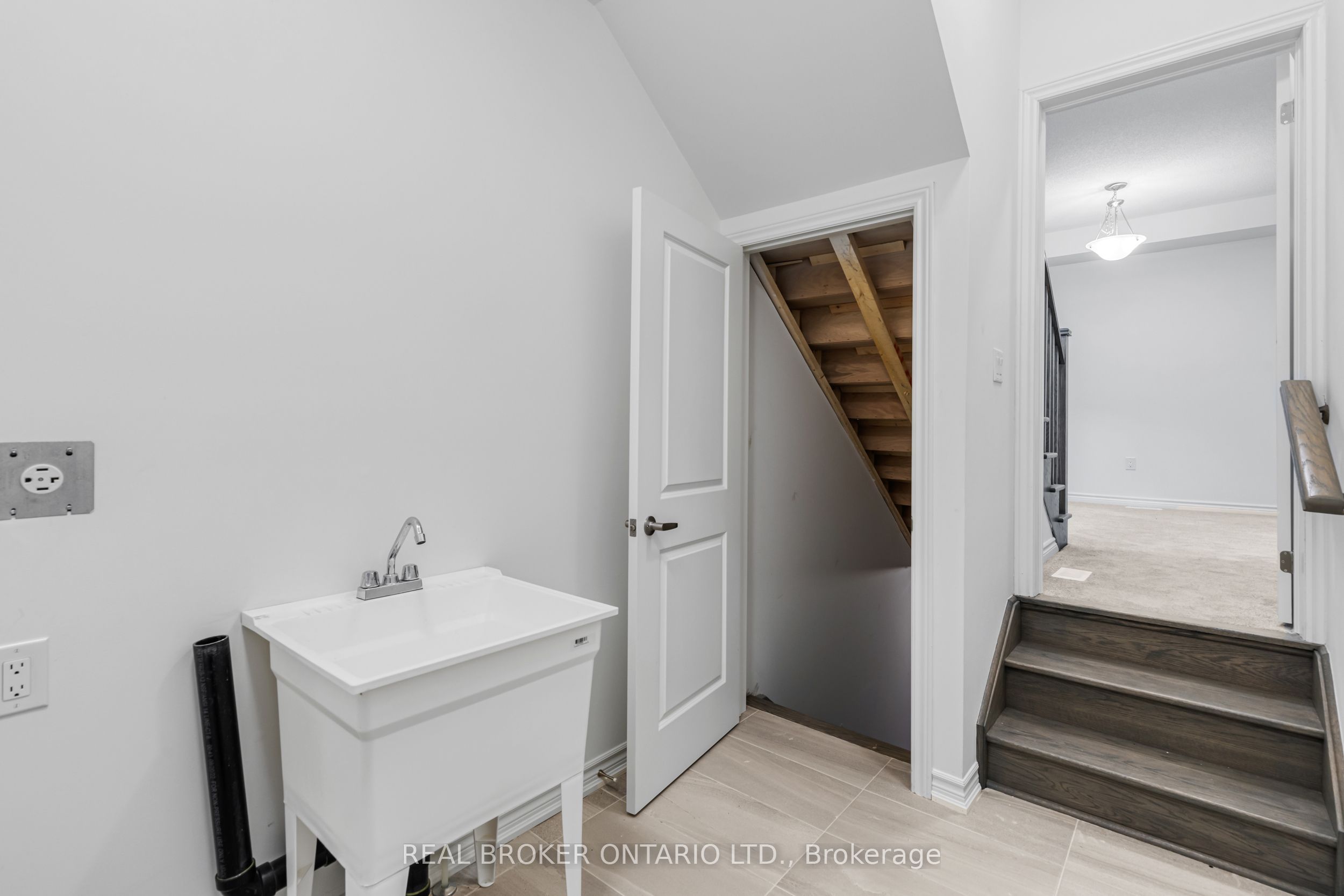 8 Daisy Street, Springwater, ON L9X 2C5 photo 4