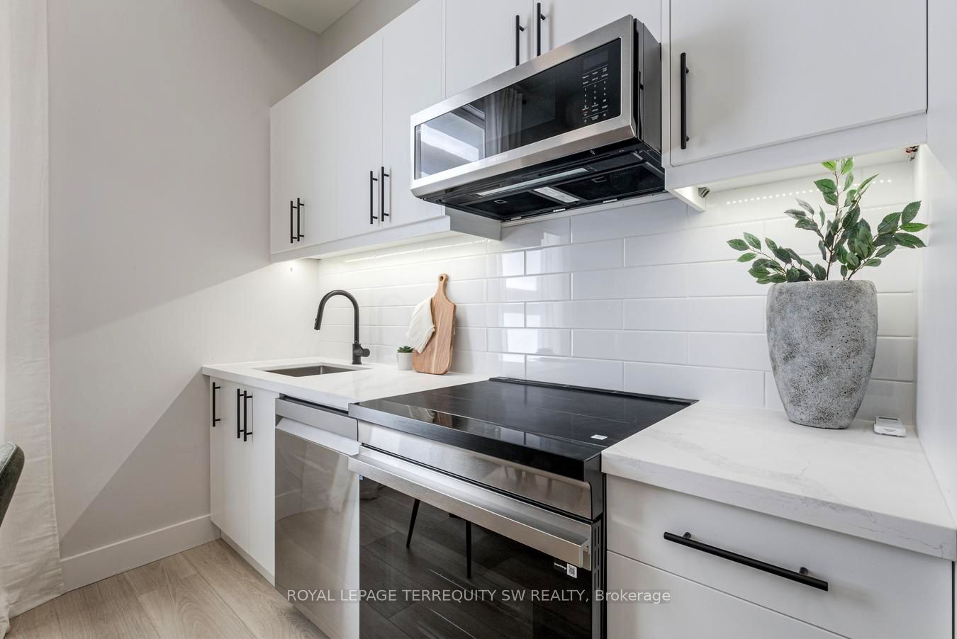 145 Clapperton Street 301, Barrie, ON L4M 3G3 photo 5