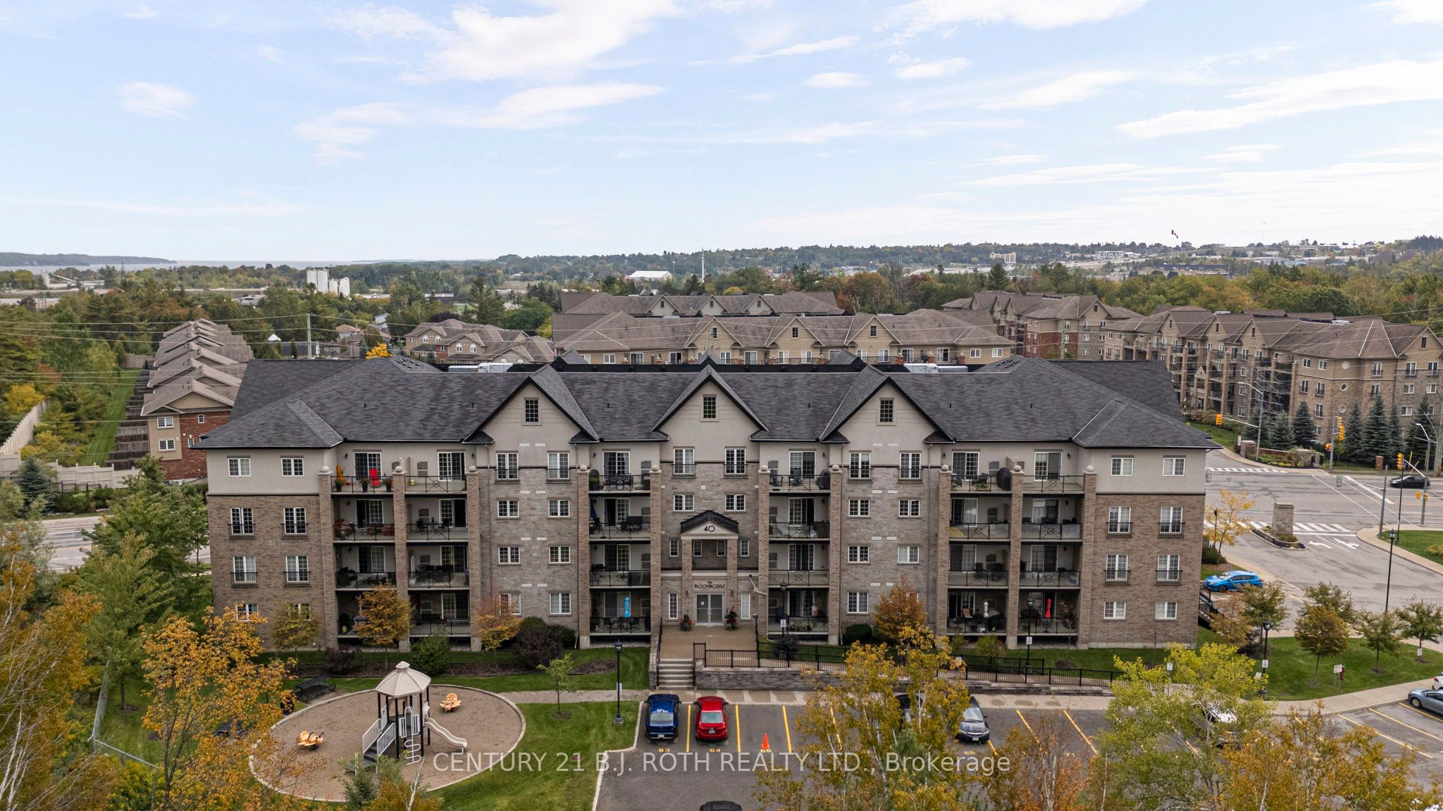 40 Ferndale Drive S 204, Barrie, ON L4N 2L3