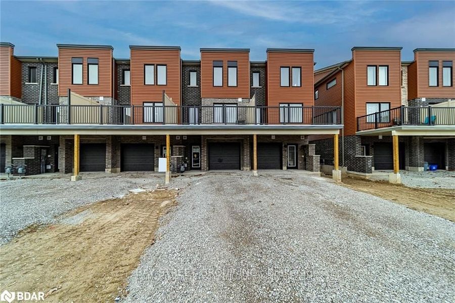 27 Fairlane Avenue, Barrie, ON L9J 0N1 photo 2
