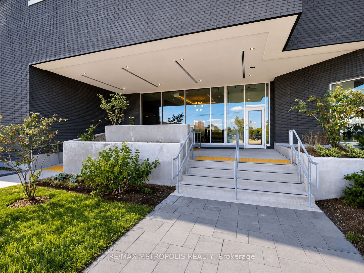 430 Essa Road 422, Barrie, ON L9J 0M1