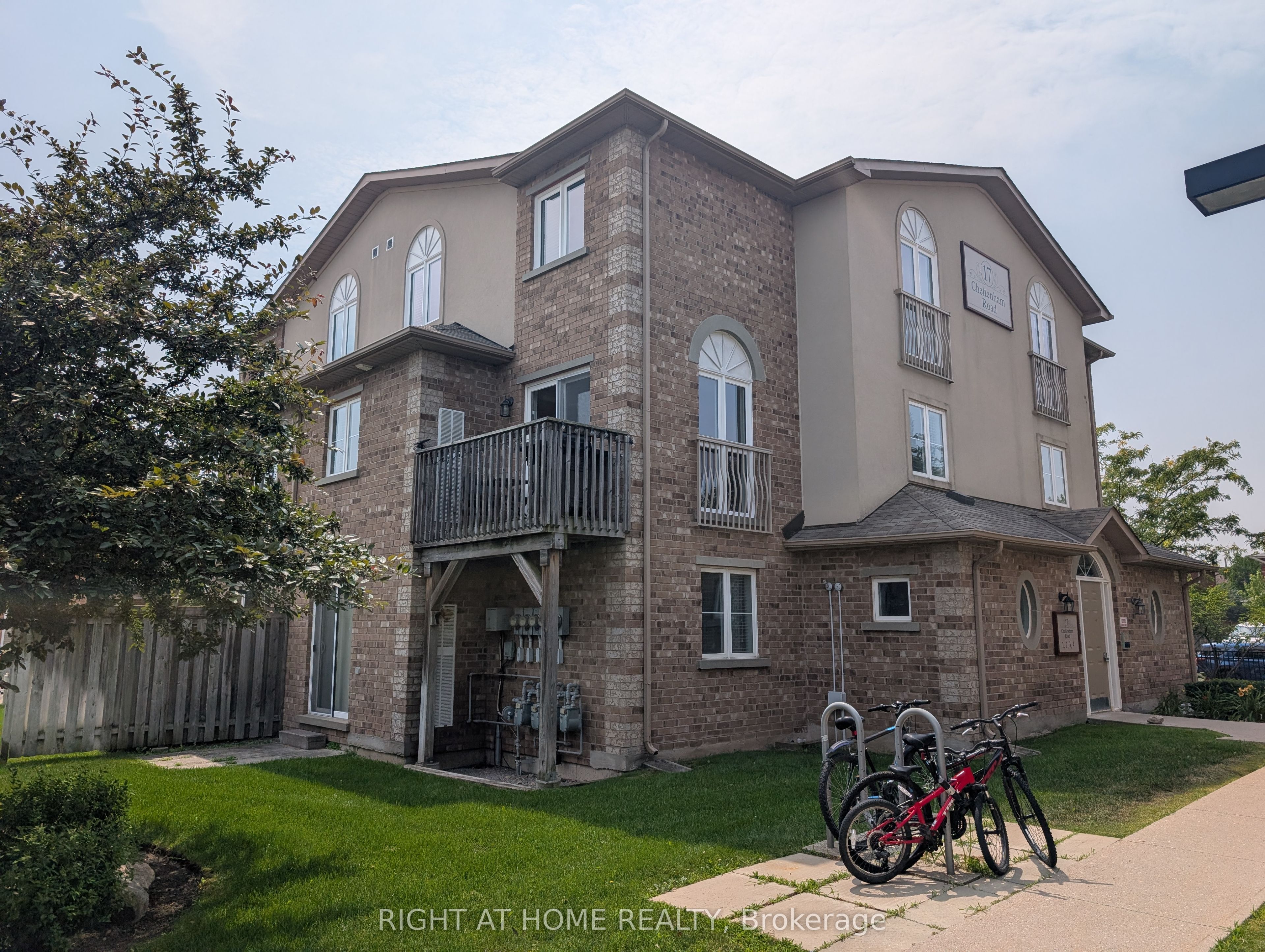 17 Cheltenham Road 2, Barrie, ON L4M 0E7