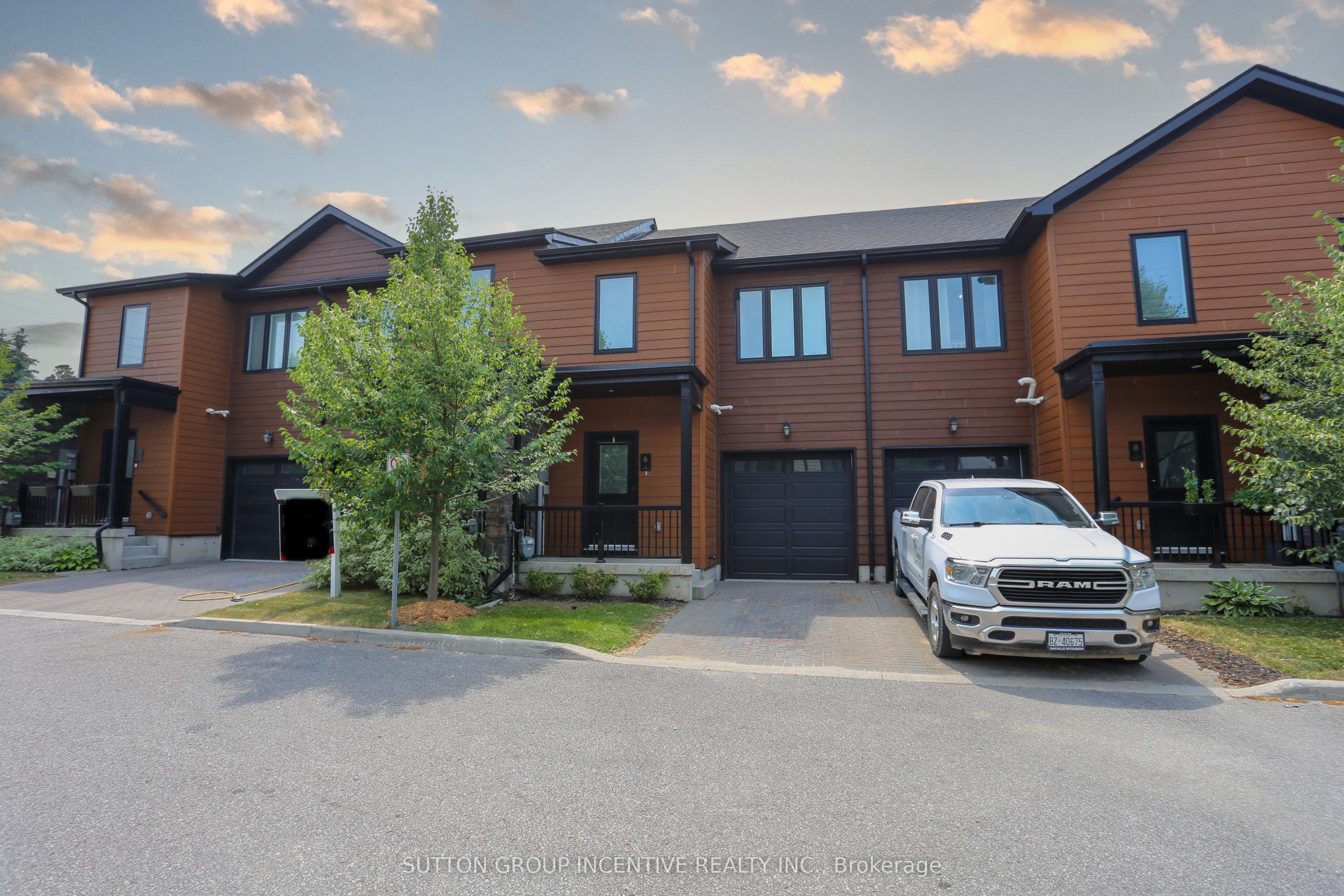 6 Stonehart Lane, Barrie, ON L4M 7E8