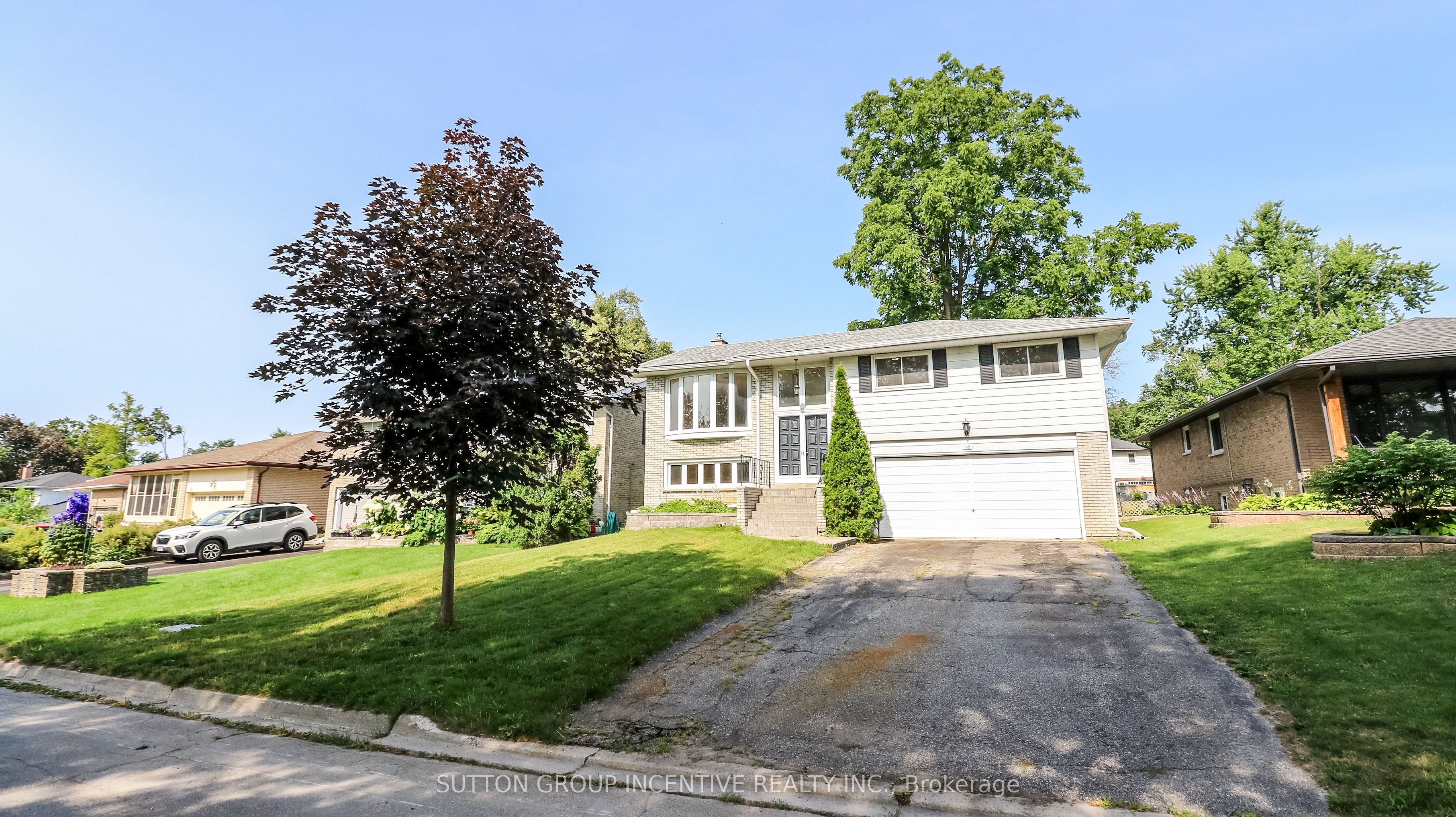16 Varden Crescent, Barrie, ON L4M 4N9