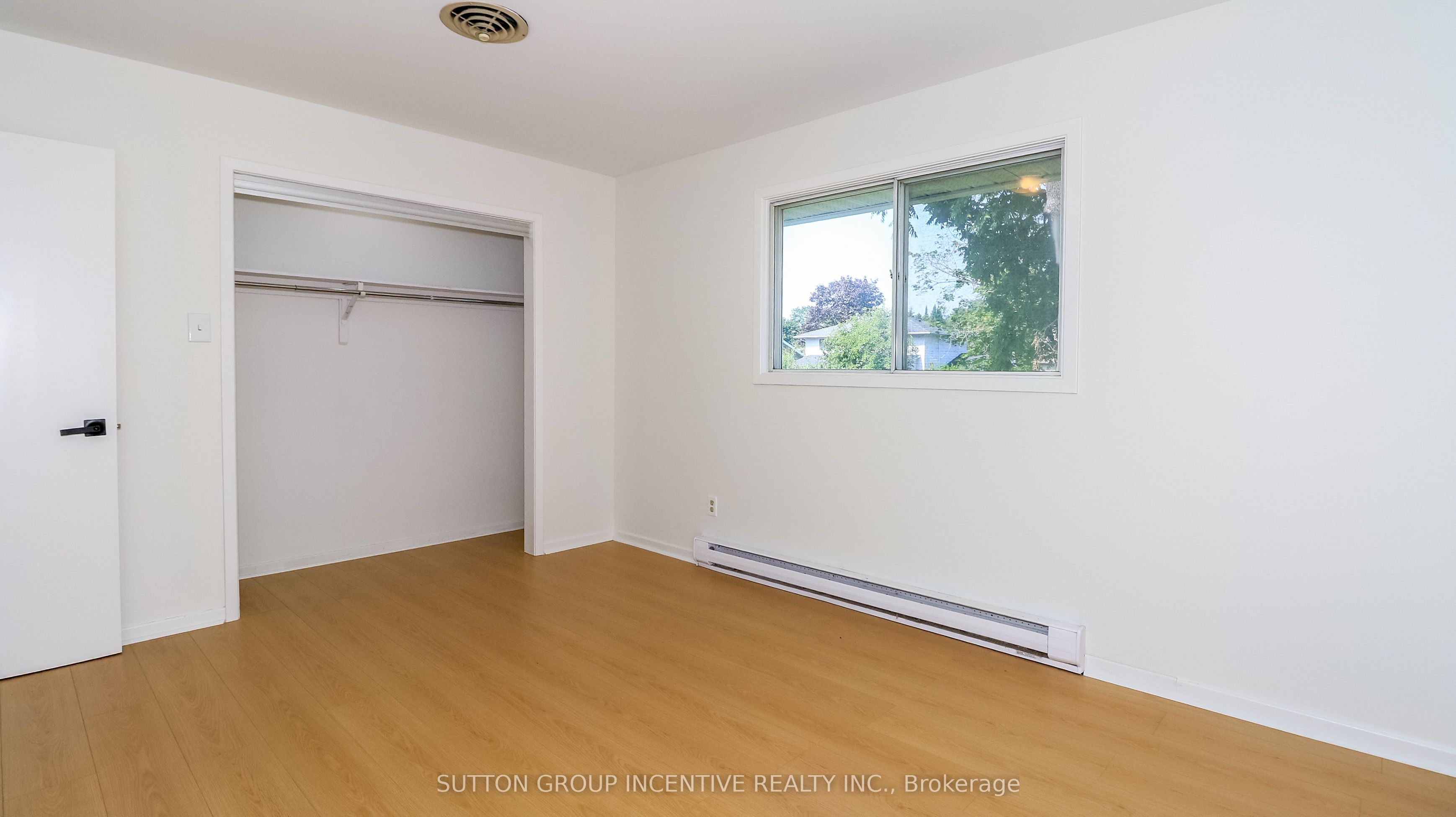 16 Varden Crescent, Barrie, ON L4M 4N9 photo 3