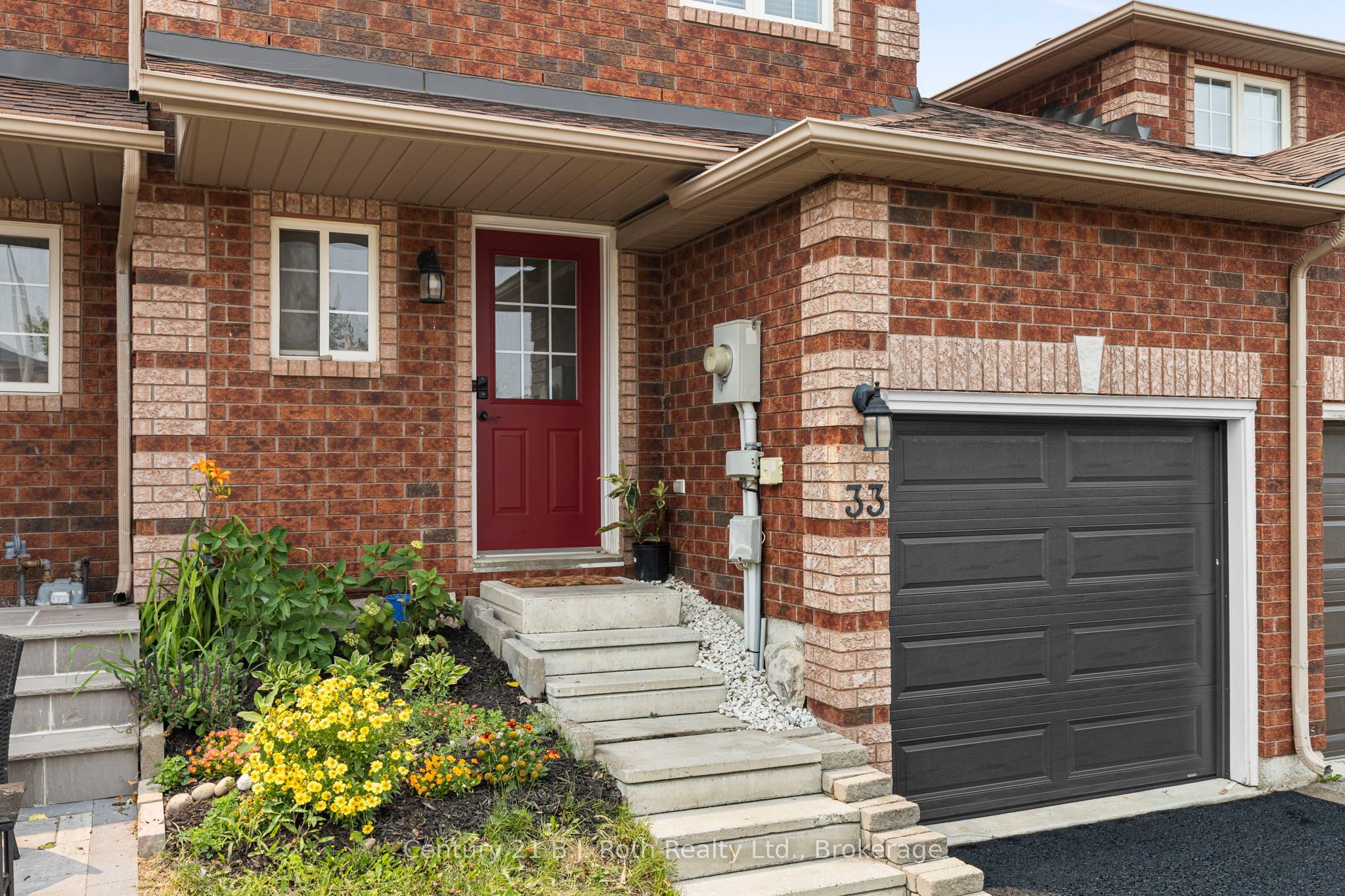 33 Courtney Crescent, Barrie, ON L4N 5S7 photo 2
