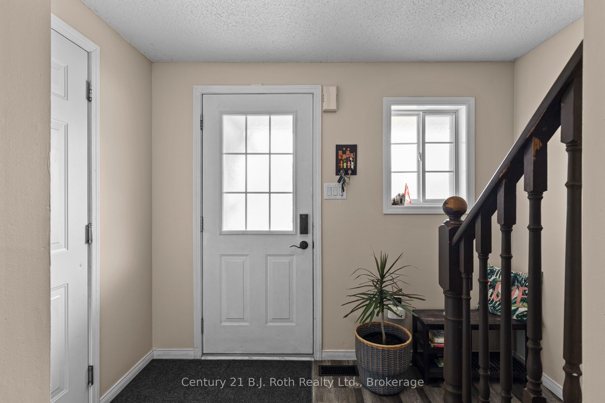 33 Courtney Crescent, Barrie, ON L4N 5S7 photo 3