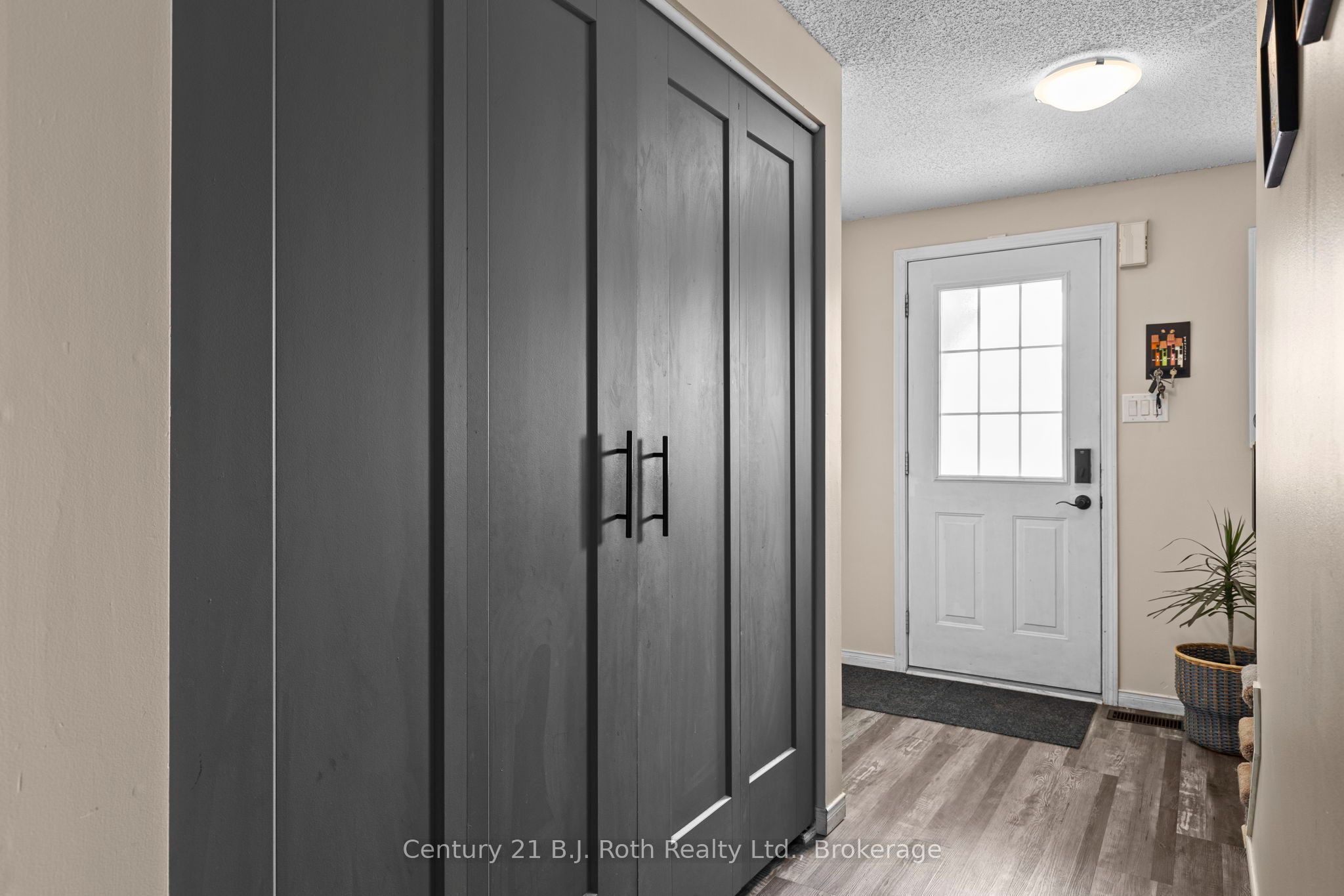 33 Courtney Crescent, Barrie, ON L4N 5S7 photo 4