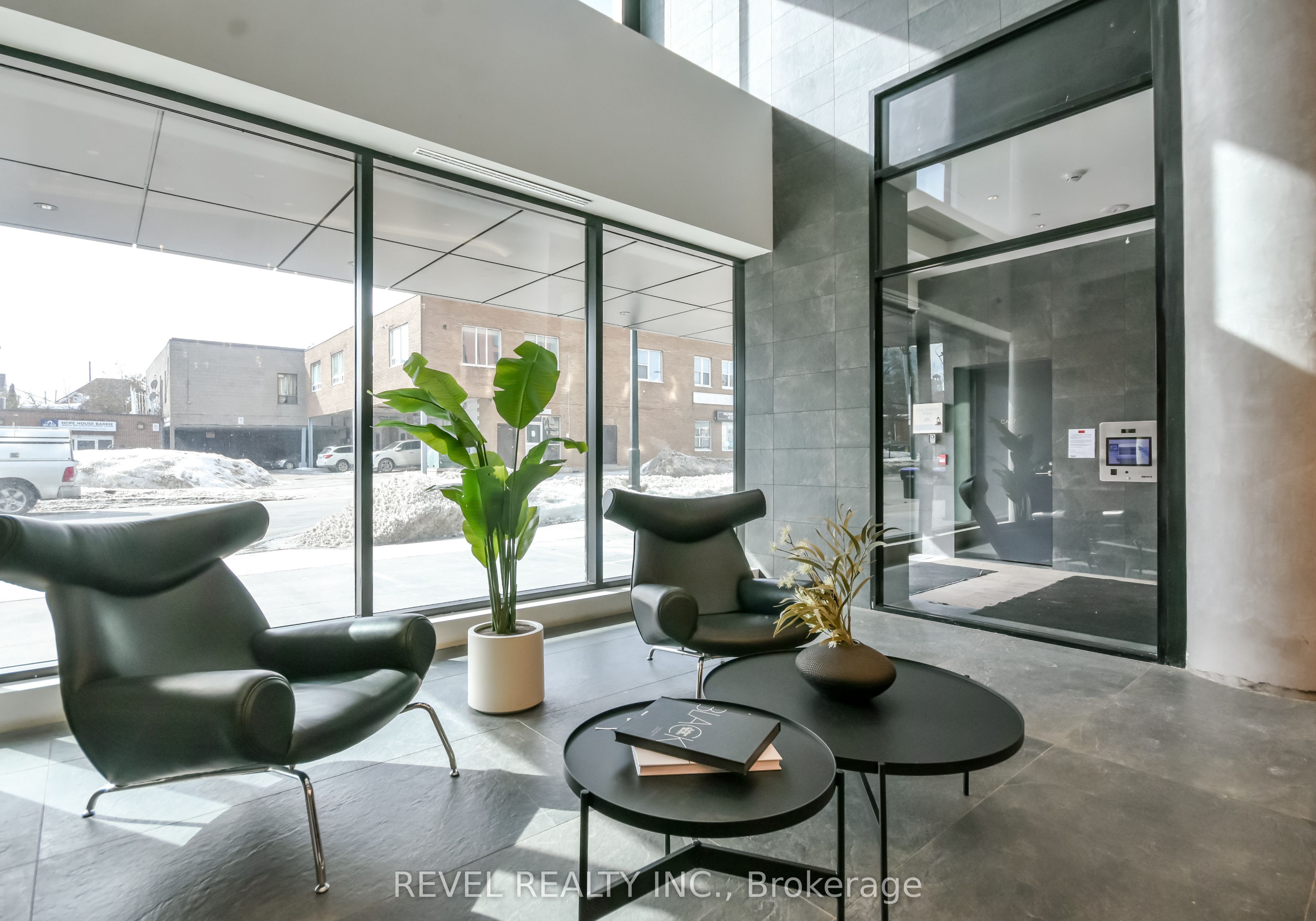 39 Mary Street 1012, Barrie, ON L4N 1S9 photo 4