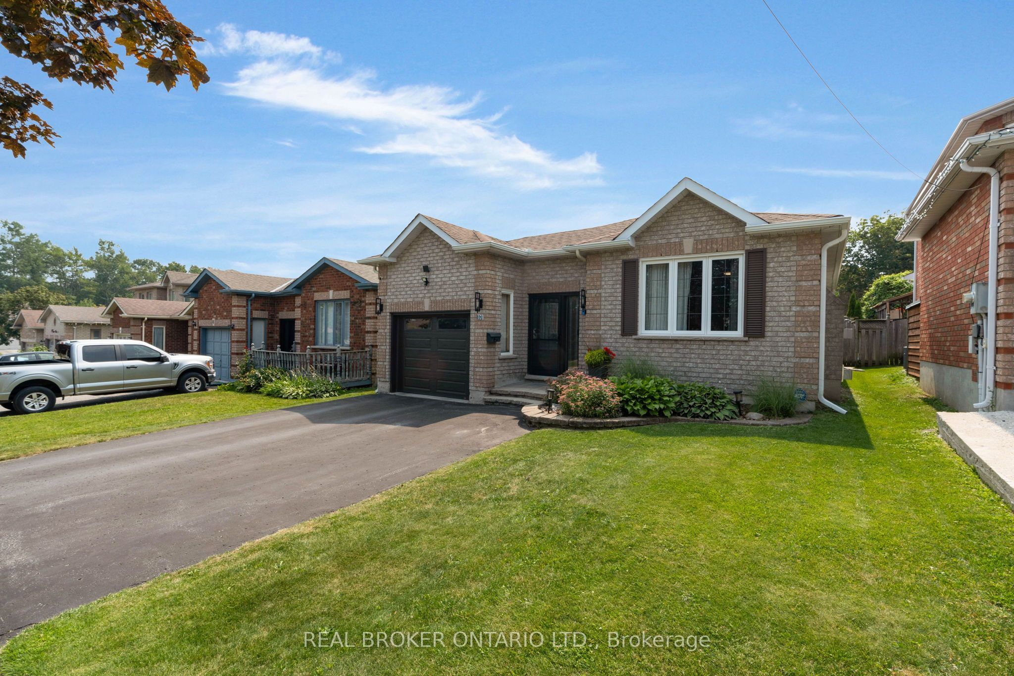 10 Wismer Avenue, Barrie, ON L4N 7X8