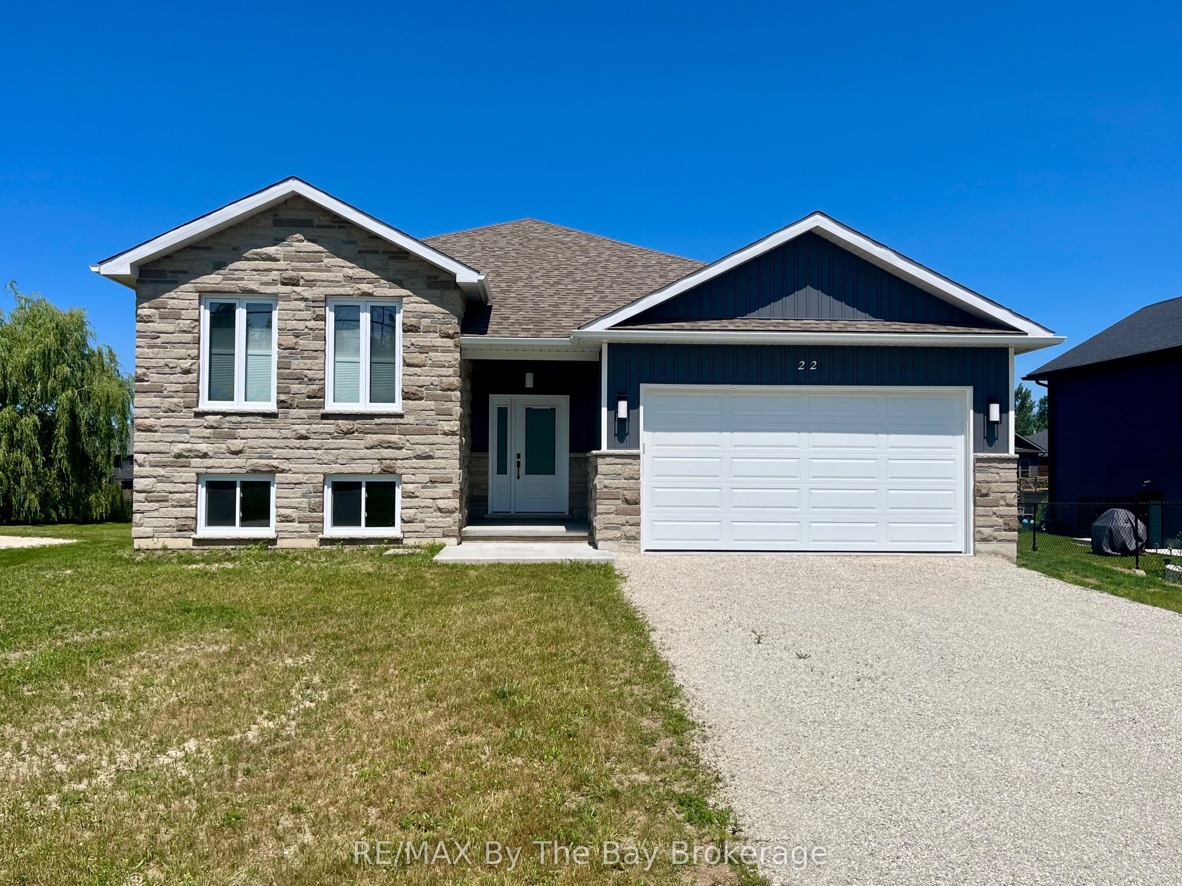 22 Lakeshore Road, Wasaga Beach, ON L9Z 2Y5