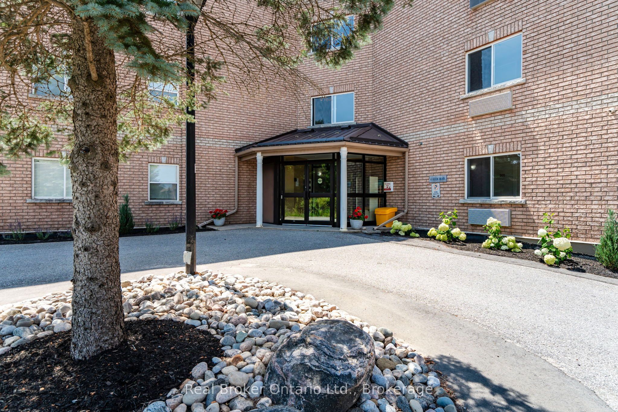 4 Beck Boulevard 302, Penetanguishene, ON L9M 2H3 photo 4