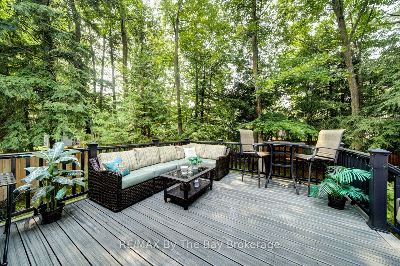 22 Downer Crescent, Wasaga Beach, ON L9Z 1C2 photo 2