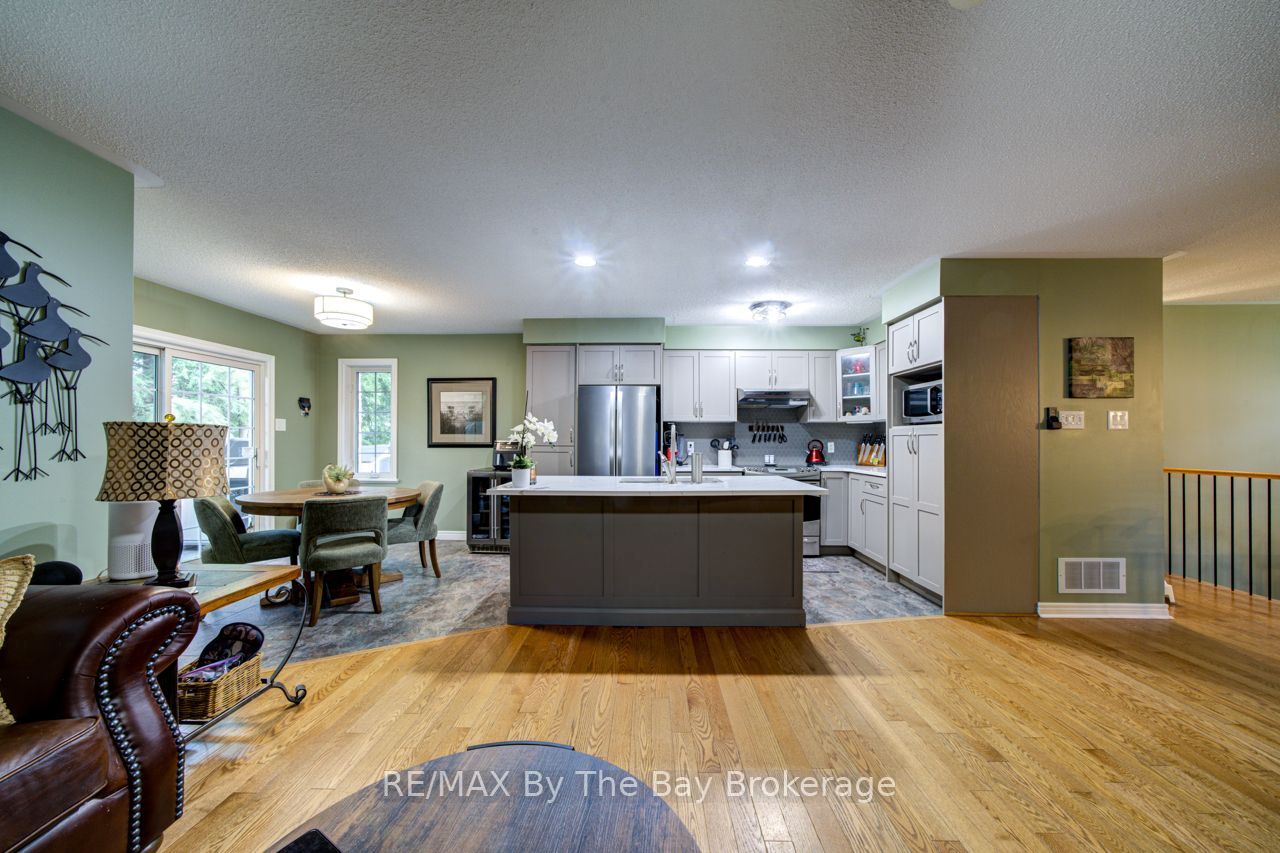 22 Downer Crescent, Wasaga Beach, ON L9Z 1C2 photo 3