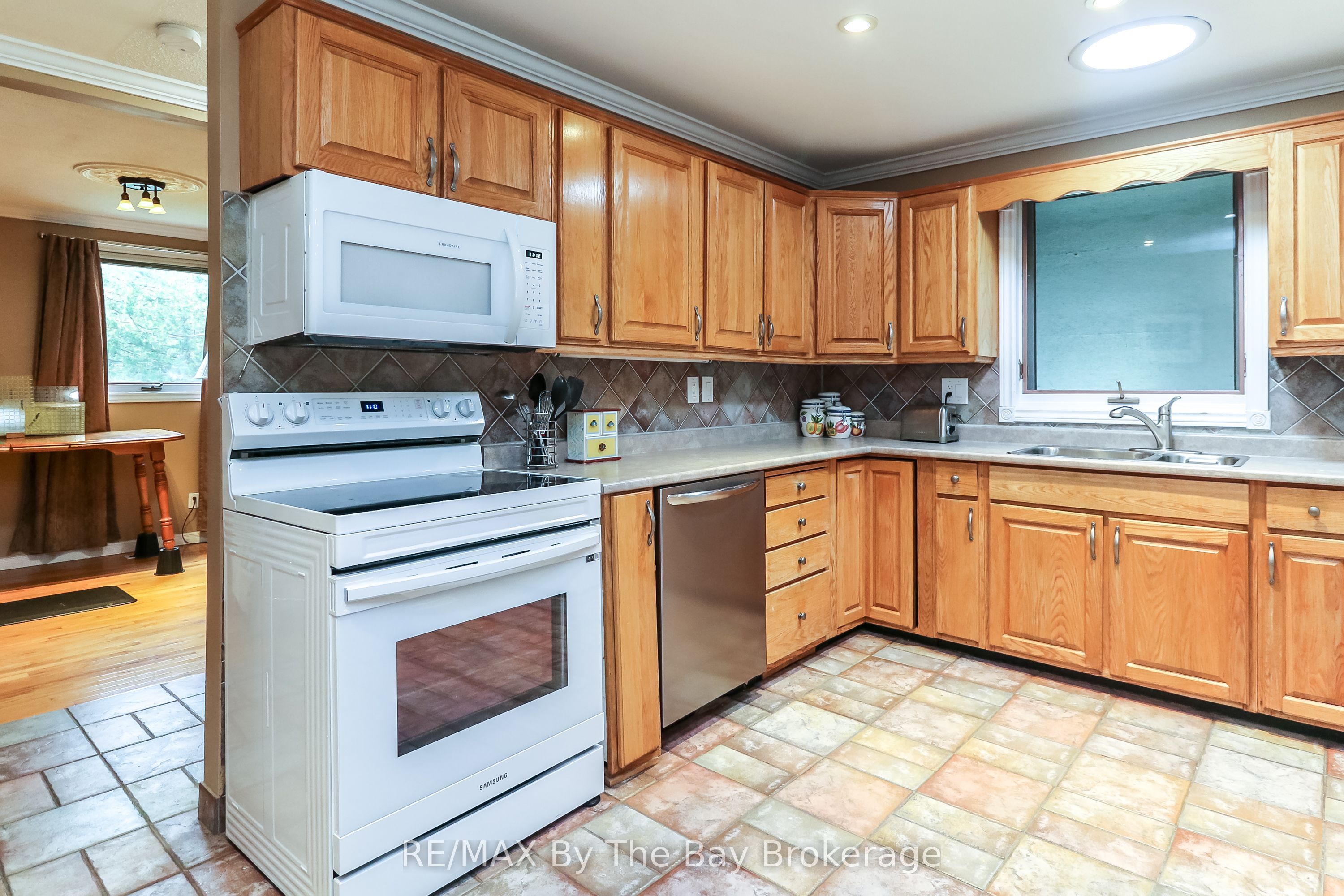 116 Stroud Crescent, Wasaga Beach, ON L9Z 2T4 photo 3
