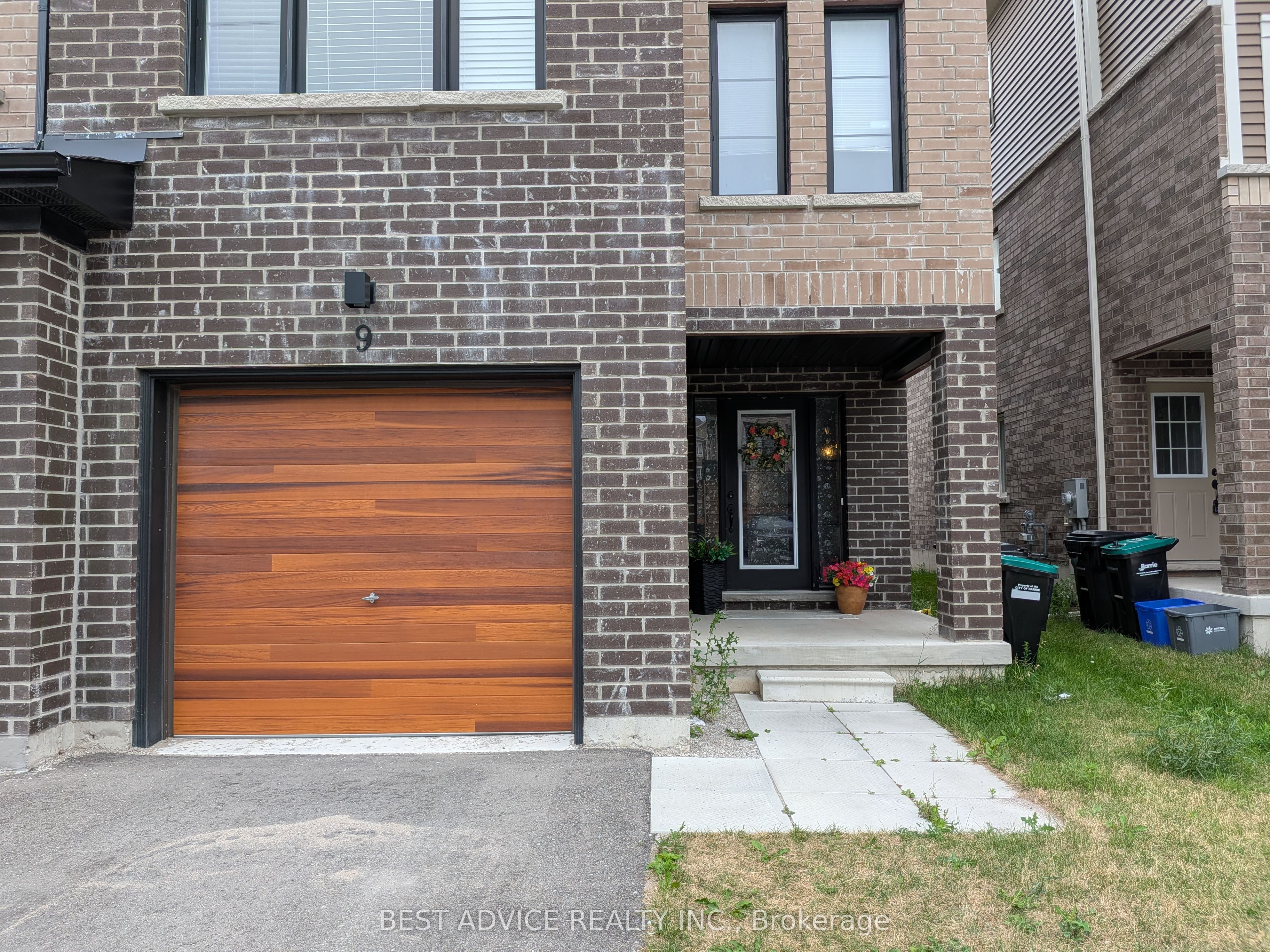 9 Pumpkin Corner Crescent, Barrie, ON L9J 0T5 photo 2